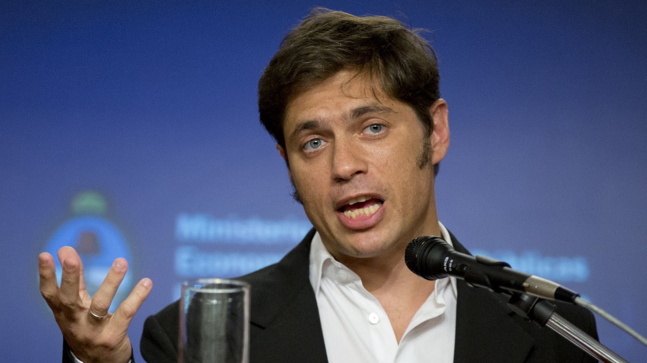 Kicillof: “El acceso a celulares e internet son parte del derecho a la educación y a la información”