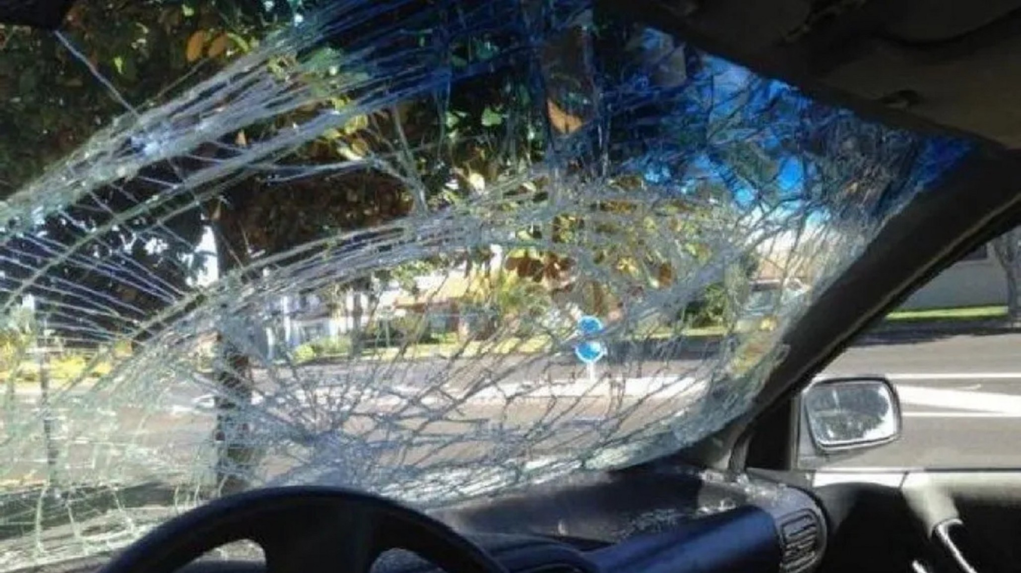 Mujer rompió el parabrisas de un conductor a piedrazos por un comentario sexista