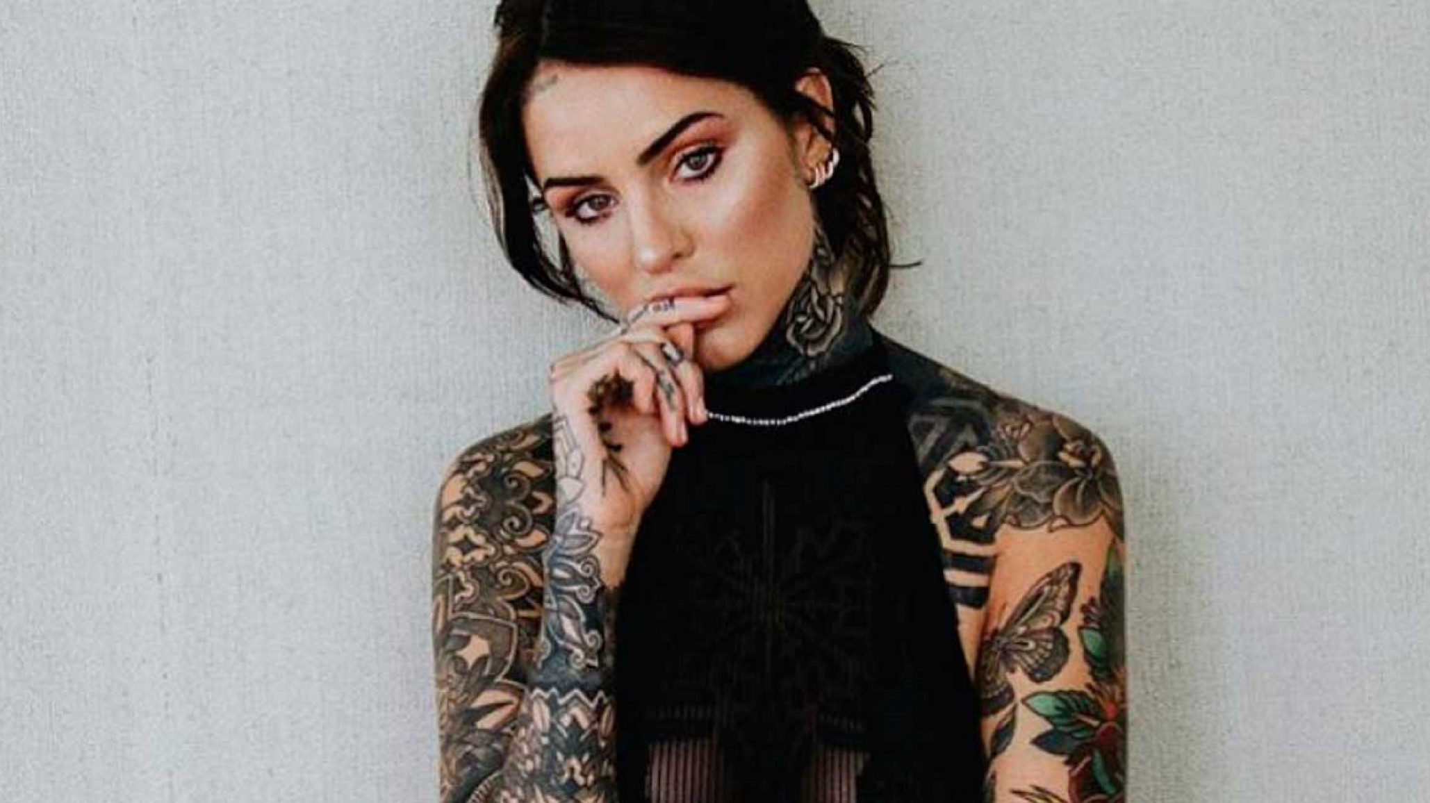 Cande Tinelli lució un look de conejita en bombacha para un importante anuncio: ¿Qué hará?