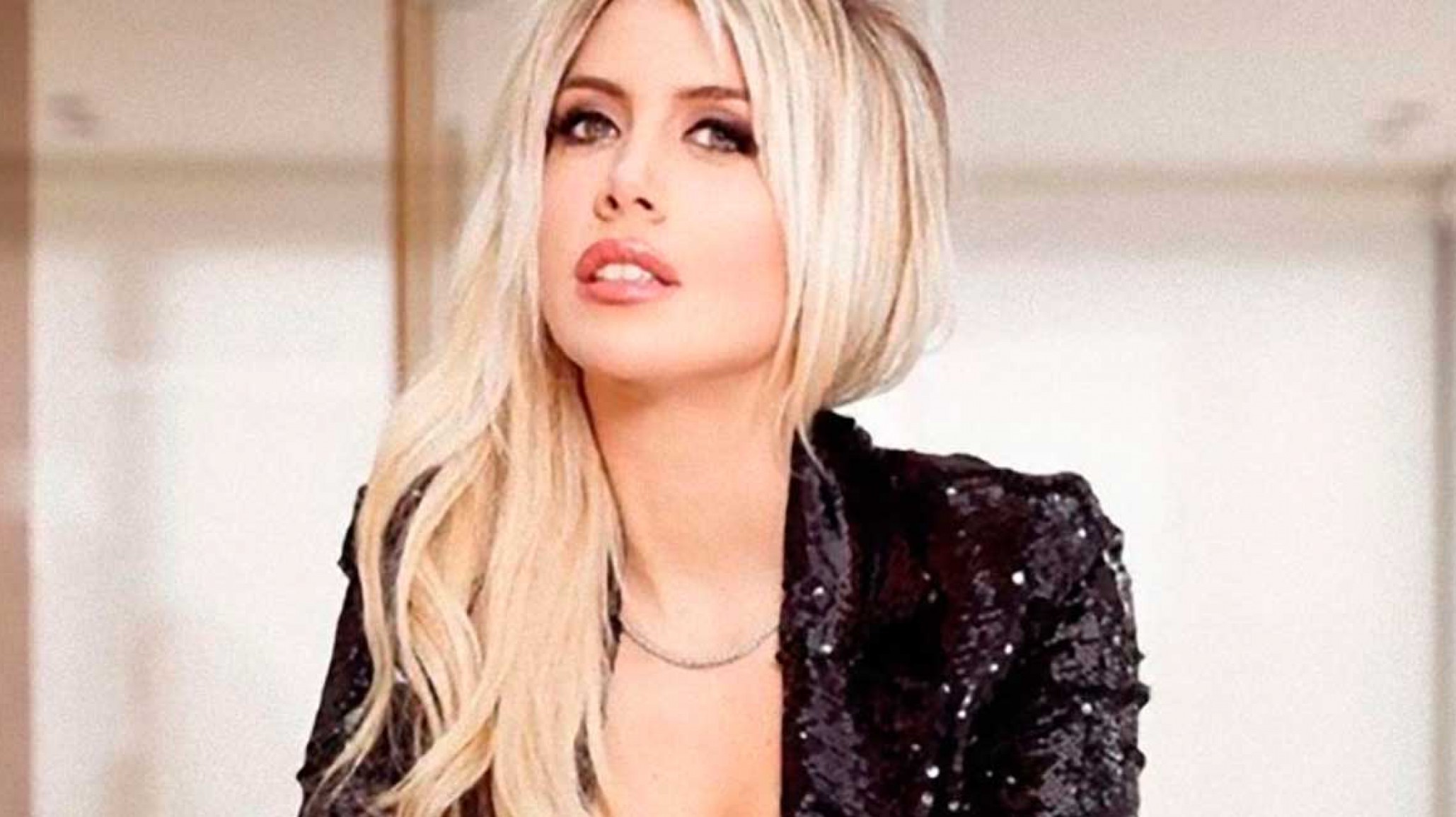 Wanda Nara posó en bikini con un excéntrico oso dorado ¡Más alto que ella!