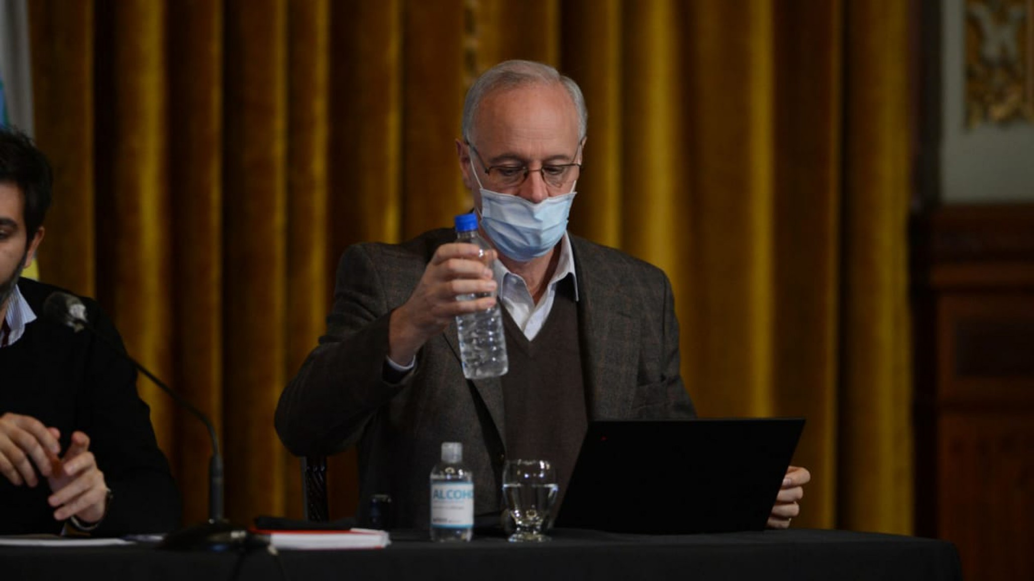 Daniel Gollán contra los legisladores que asistieron al Congreso: ”Les pondría el trajecito de los médicos a ver si se lo bancan”