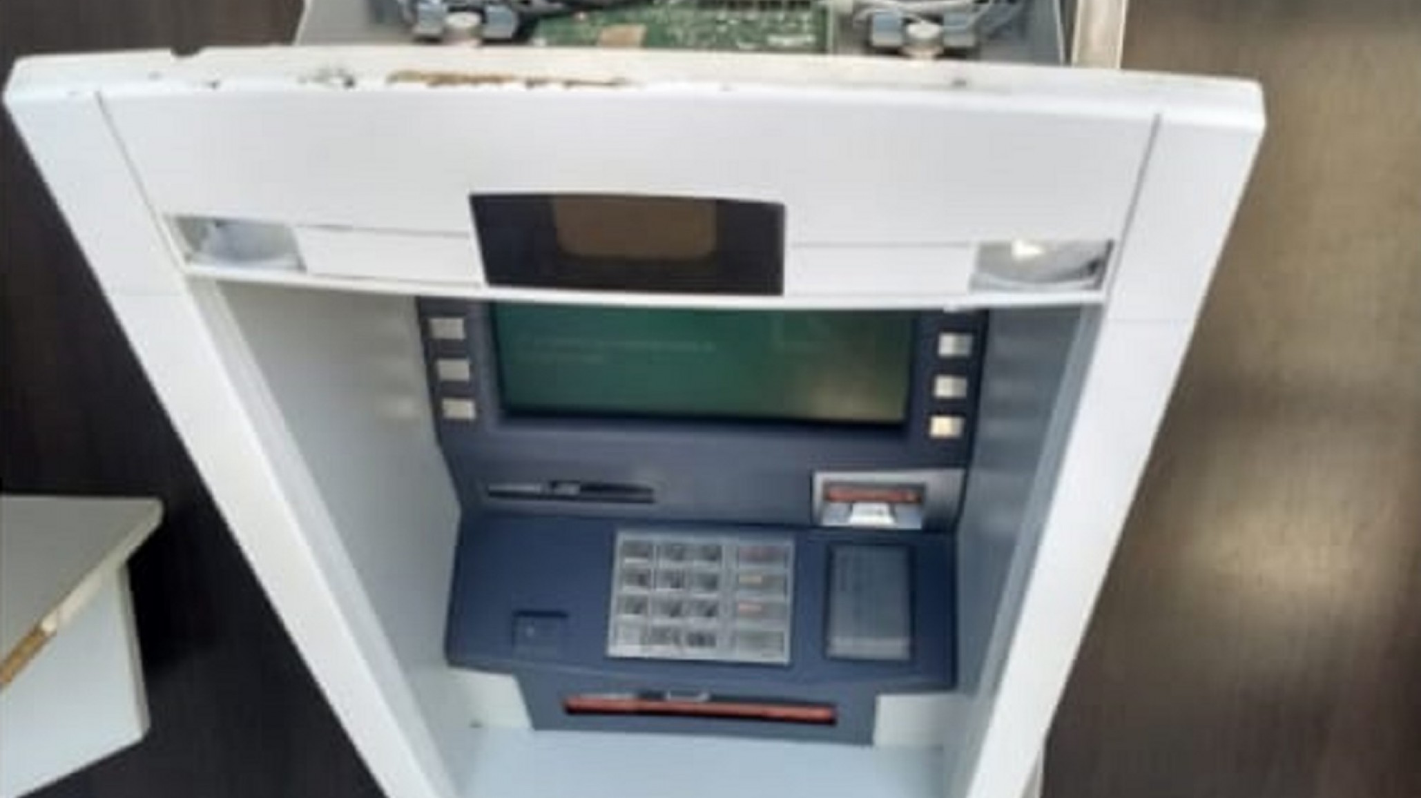 Se le trabó la tarjeta y terminó desprendiendo el frente del cajero