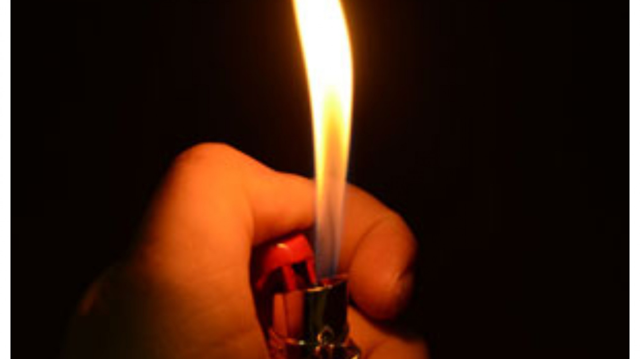 Golpeó a su pareja e intentó prenderla fuego rociando la casa con nafta