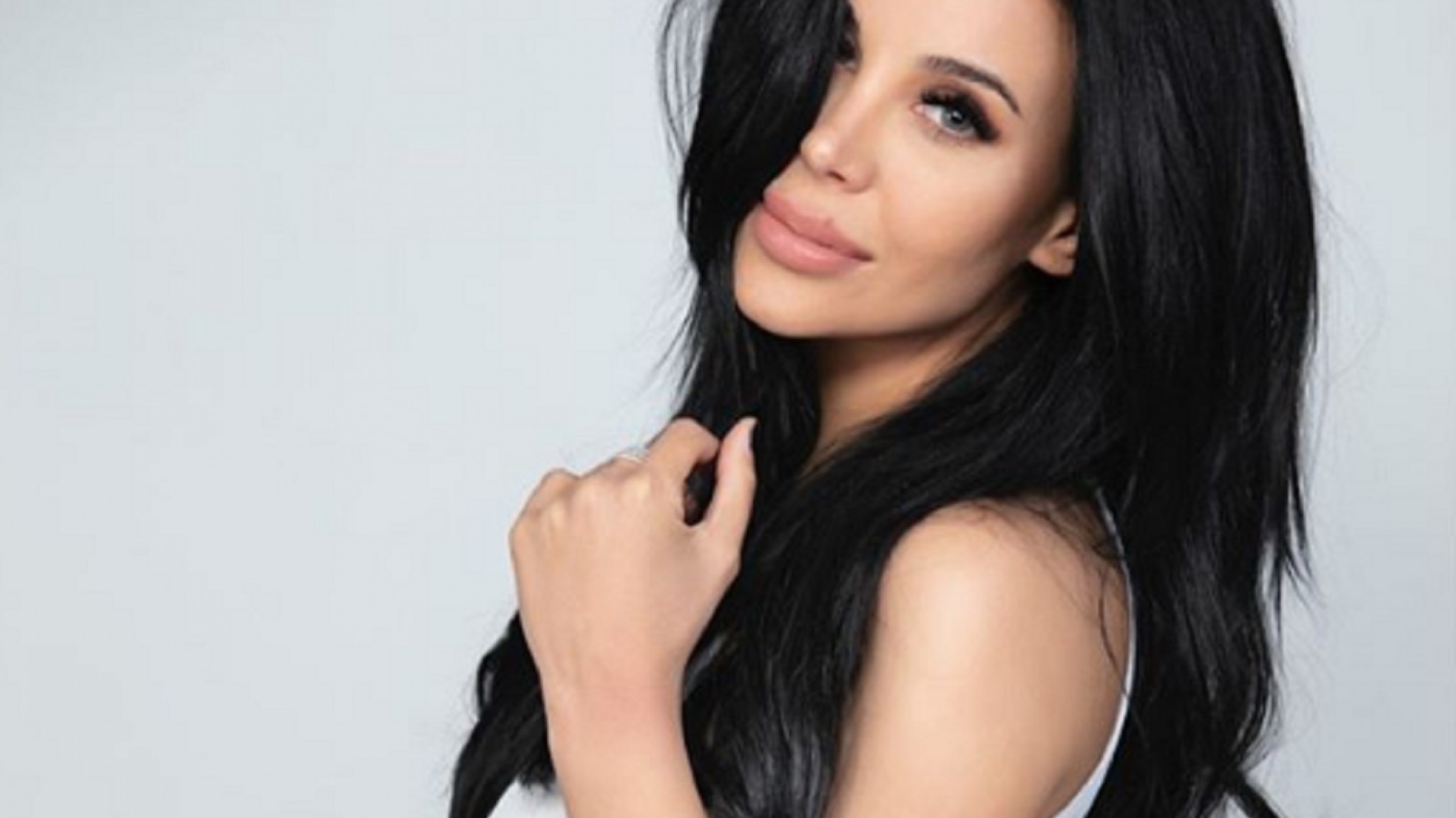 Charlotte Caniggia se mostró con un look rojo completo