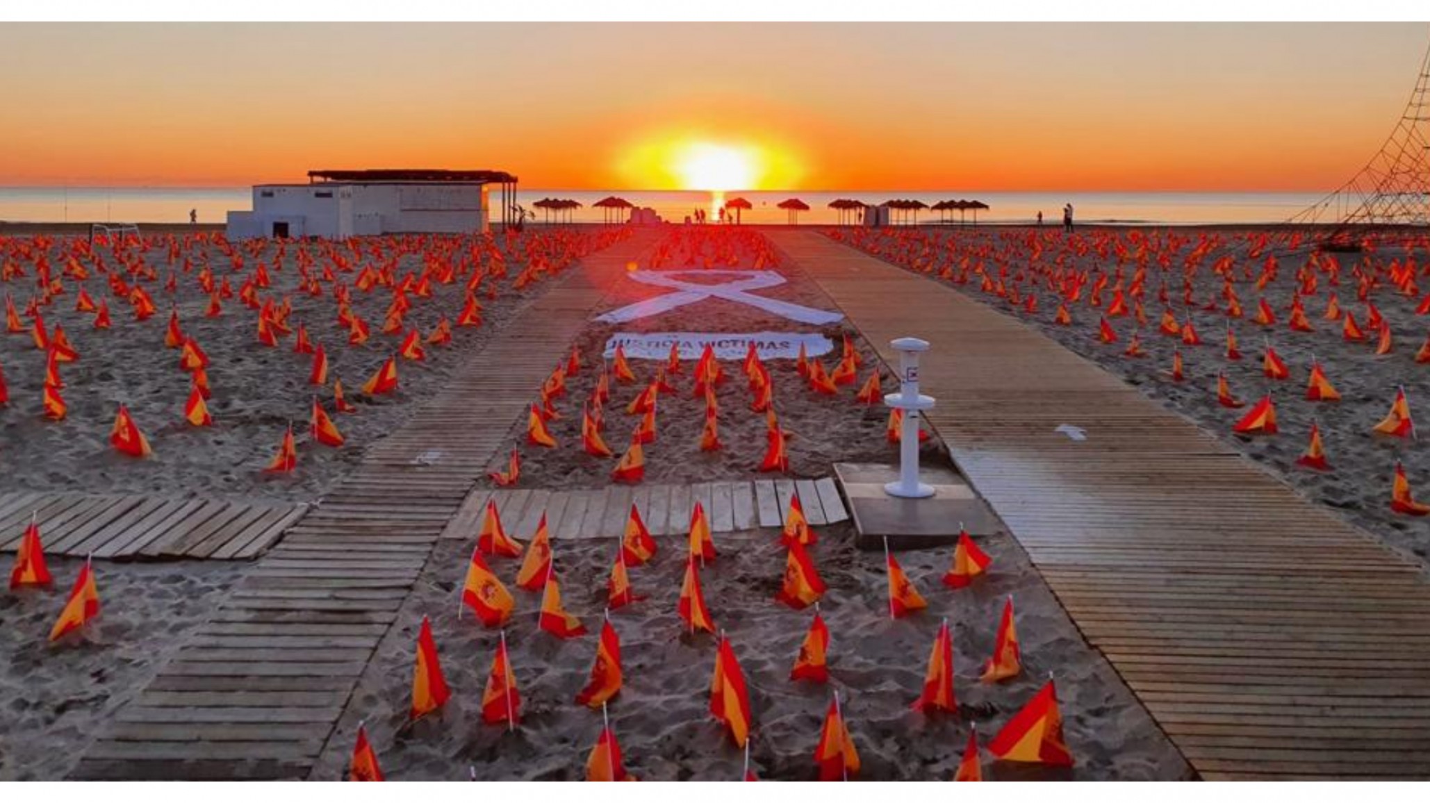 Una playa de España amaneció con miles de banderas para recordar a las víctimas del Covid