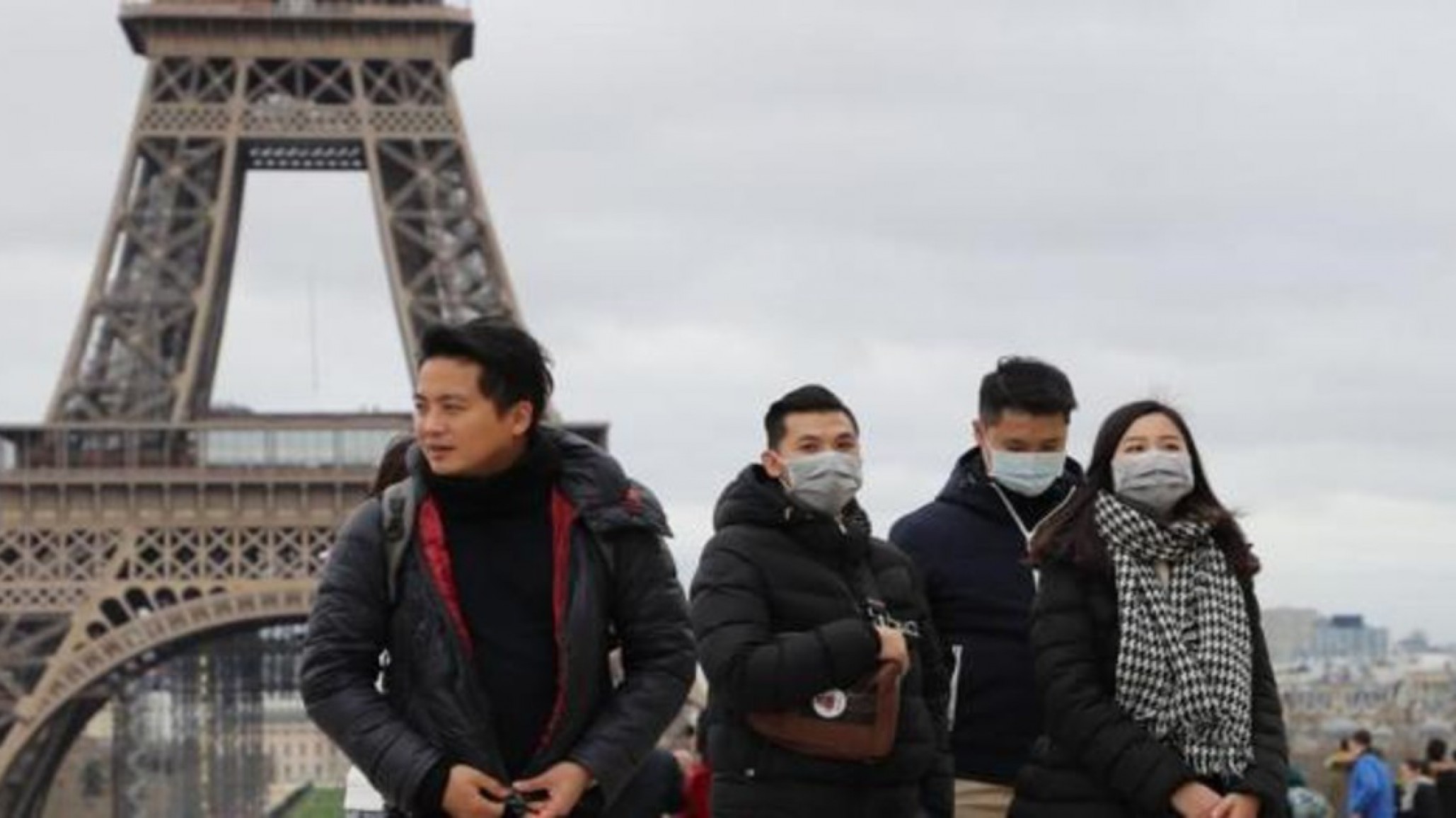 Coronavirus: París decidió cerrar bares y cafés debido a una ”alerta máxima sanitaria”