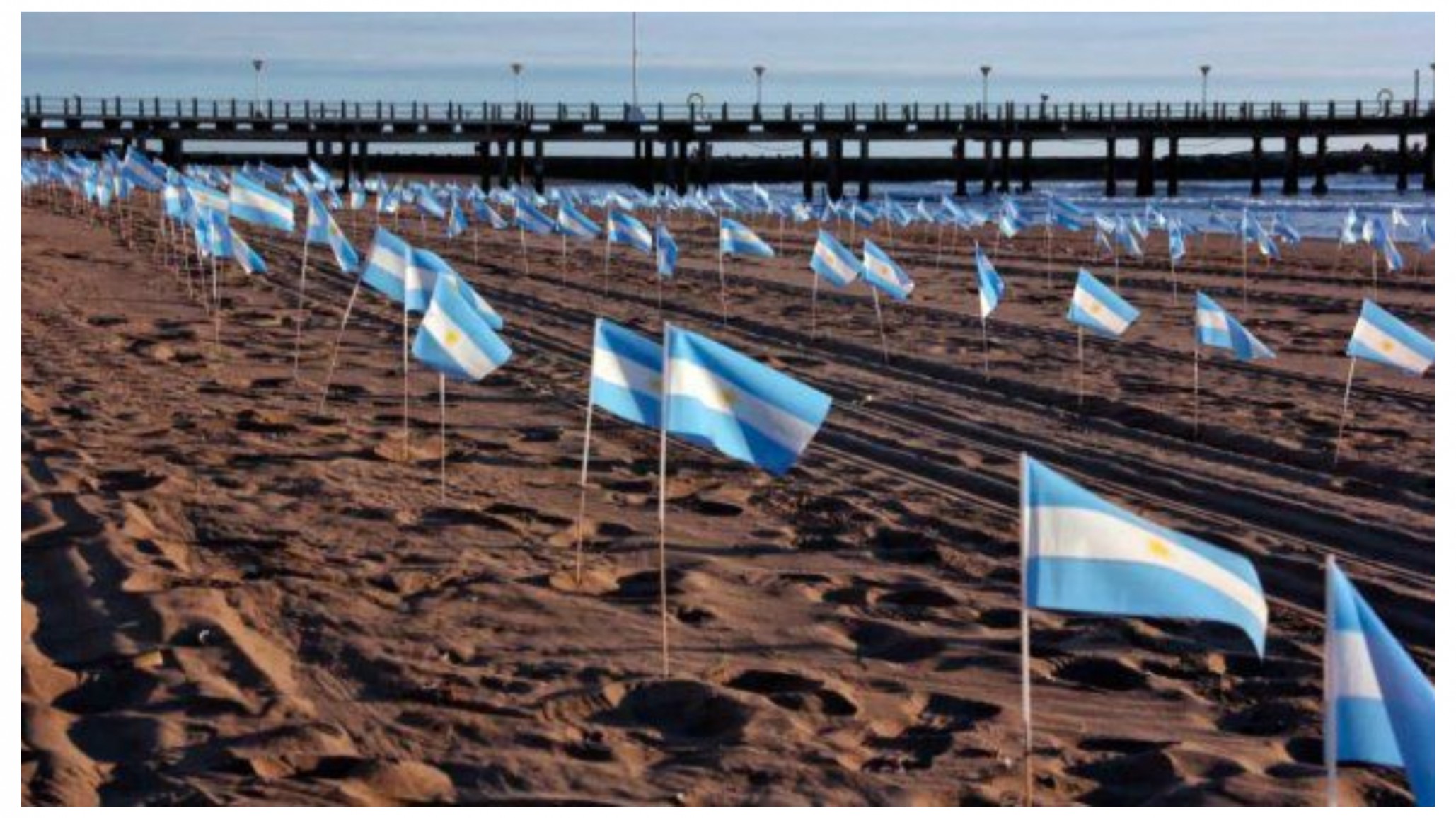 La costa de Mar Del Plata amaneció con más de 500 banderas en homenaje a las víctimas del Covid