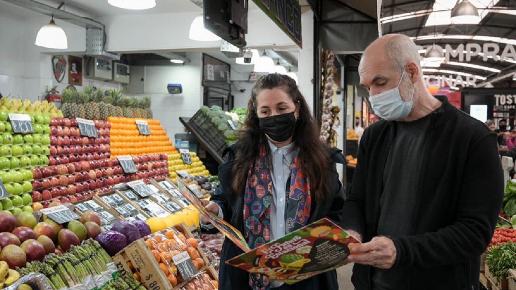 Horacio Larreta vistió el Mercado de San Nicolás junto a Narda Lepes