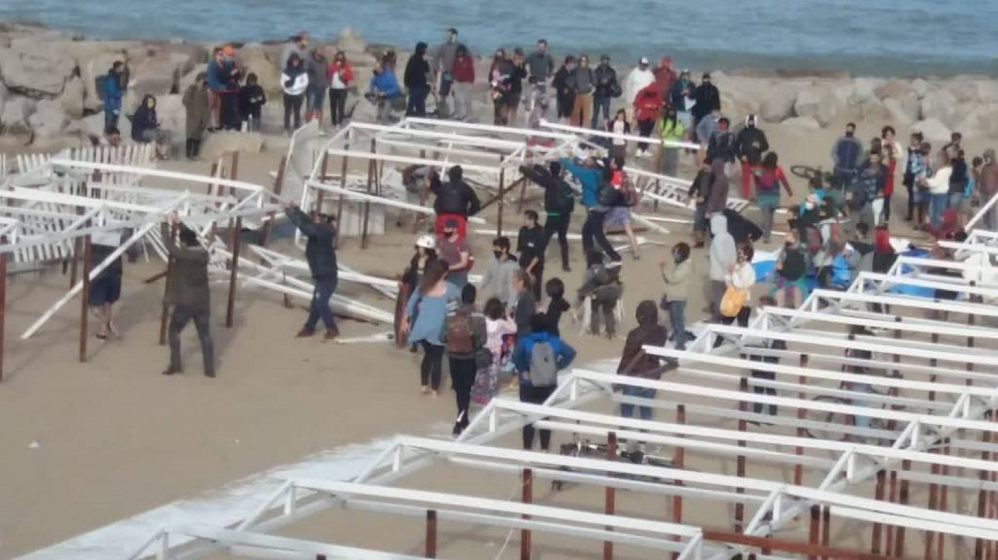 En Mar del Plata manifestantes destrozaron un balneario “reclamaban playas públicas”