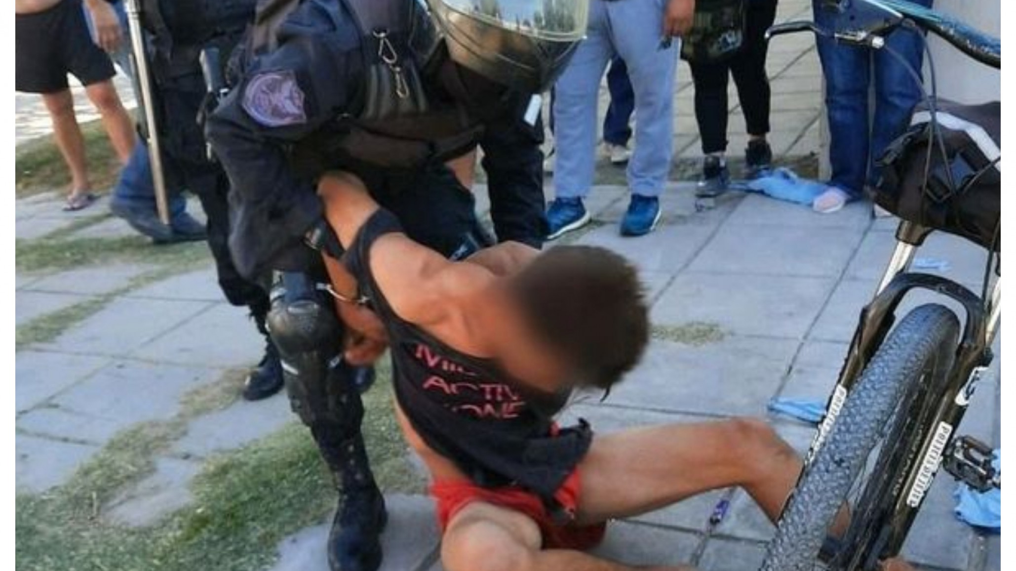 Golpeó a una mujer para robarle la cartera y los vecinos lo rodearon para darle una paliza
