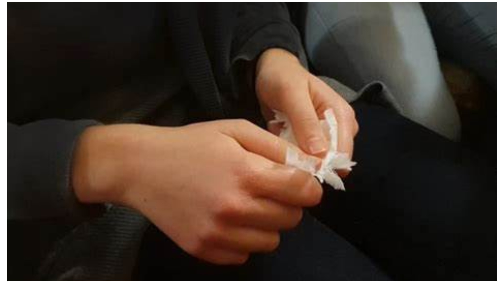 Una abogada se enojó por la exclusión de hogar de su cliente y se “comió” la notificación