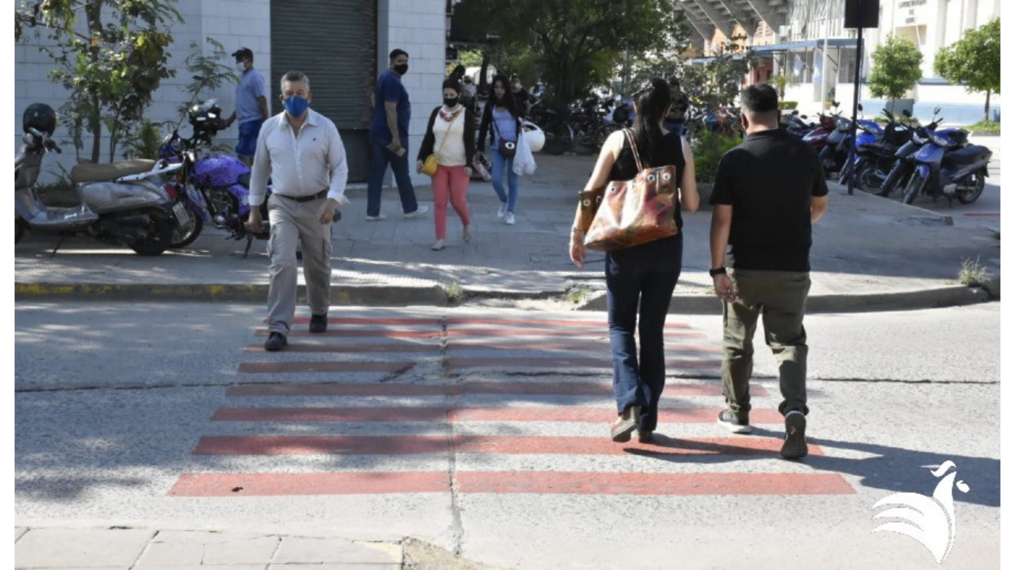 Pintaron sendas peatonales de naranja para alertar sobre la violencia contra la mujer