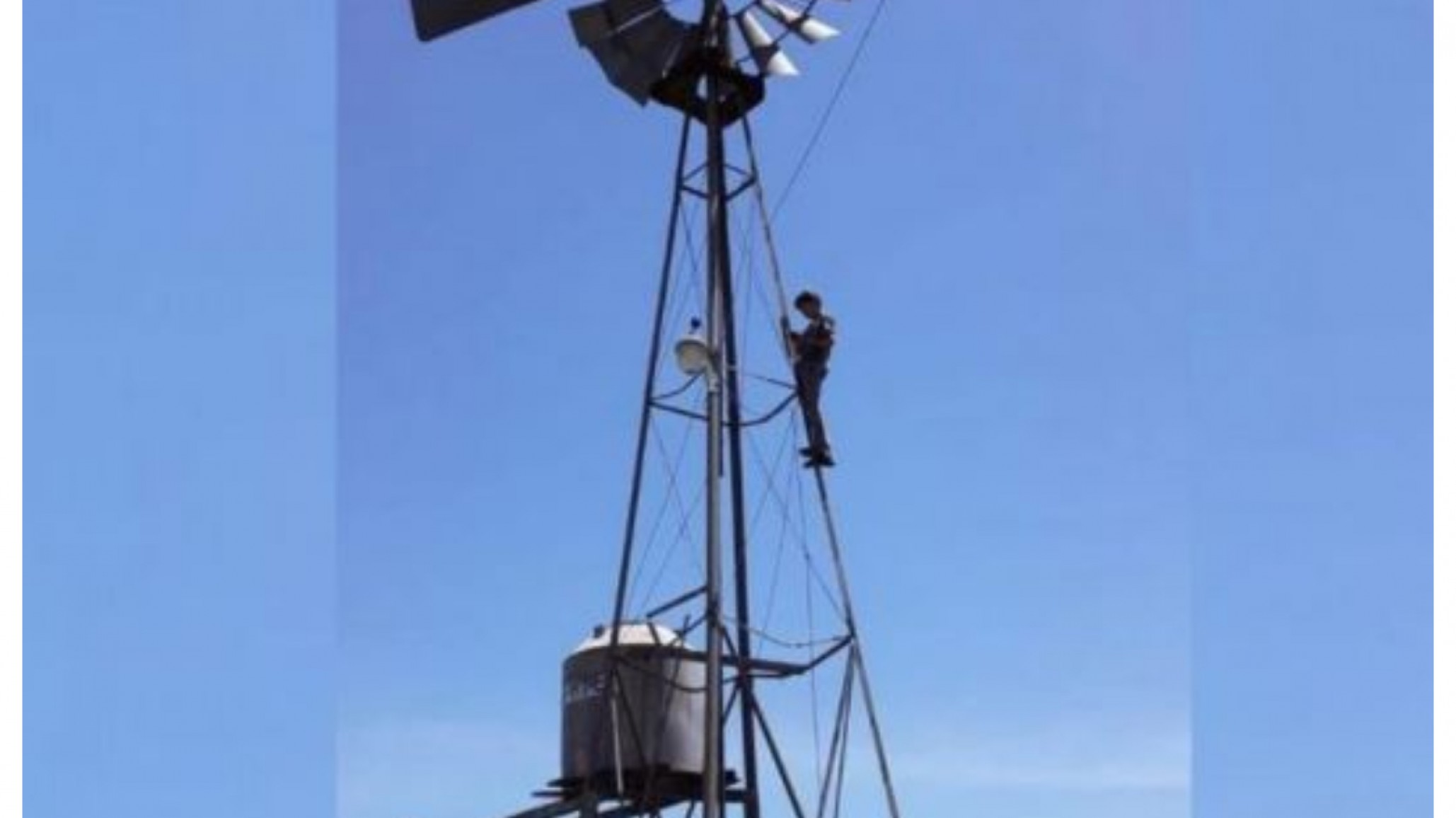 Tiene 13 años y durante todo el año se subió a un molino para enviar su tarea