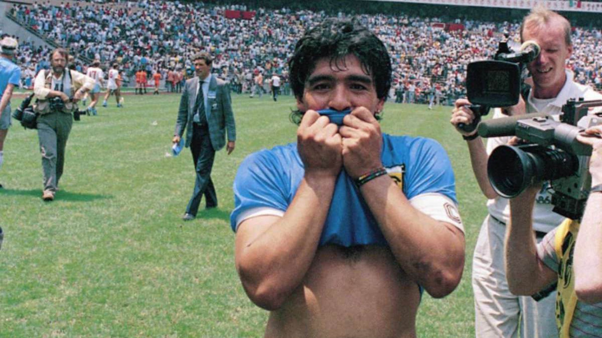 Fanáticos del “Diez” intervinieron los carteles de la calle donde vivió