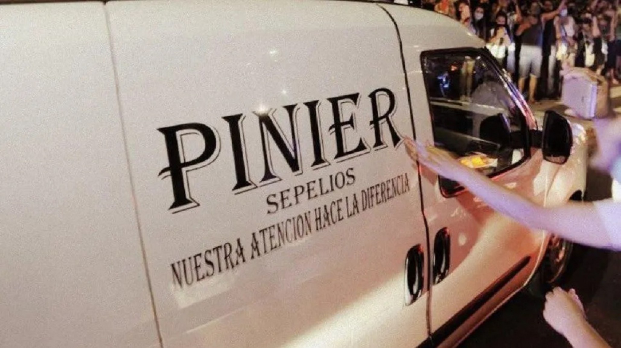 Habló uno de los empleados de la funeraria cuyas fotos se viralizaron: “Me dicen que nos van a matar”