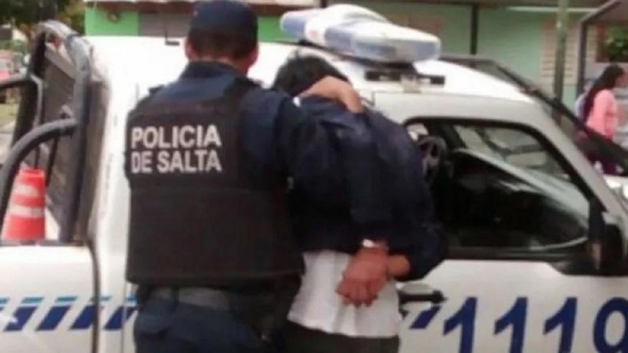 Policía irá a juicio por disparar en la nuca a un adolescente que fumaba marihuana