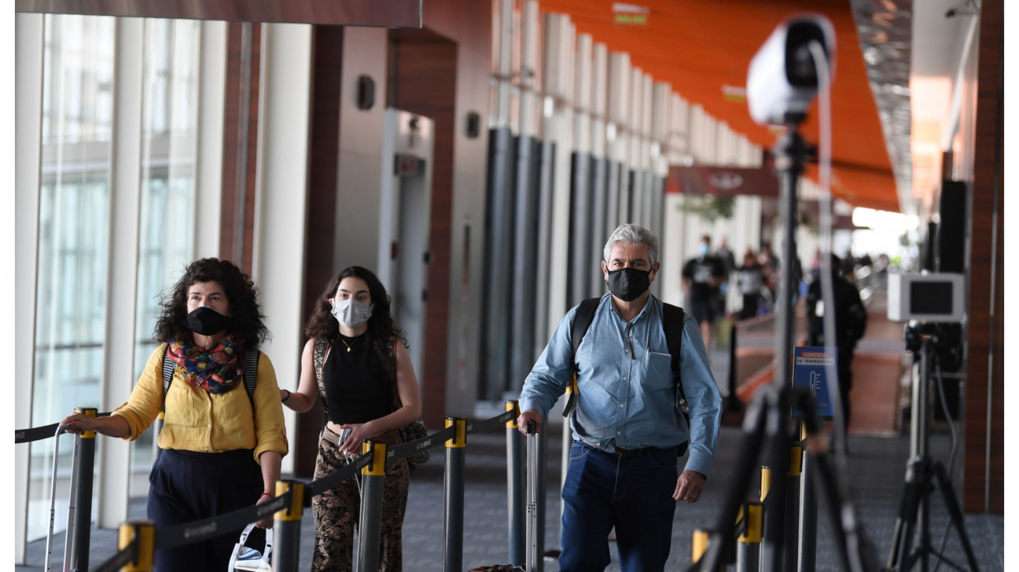 Llegaron pasajeros con variantes de Covid de la India y de Sudáfrica