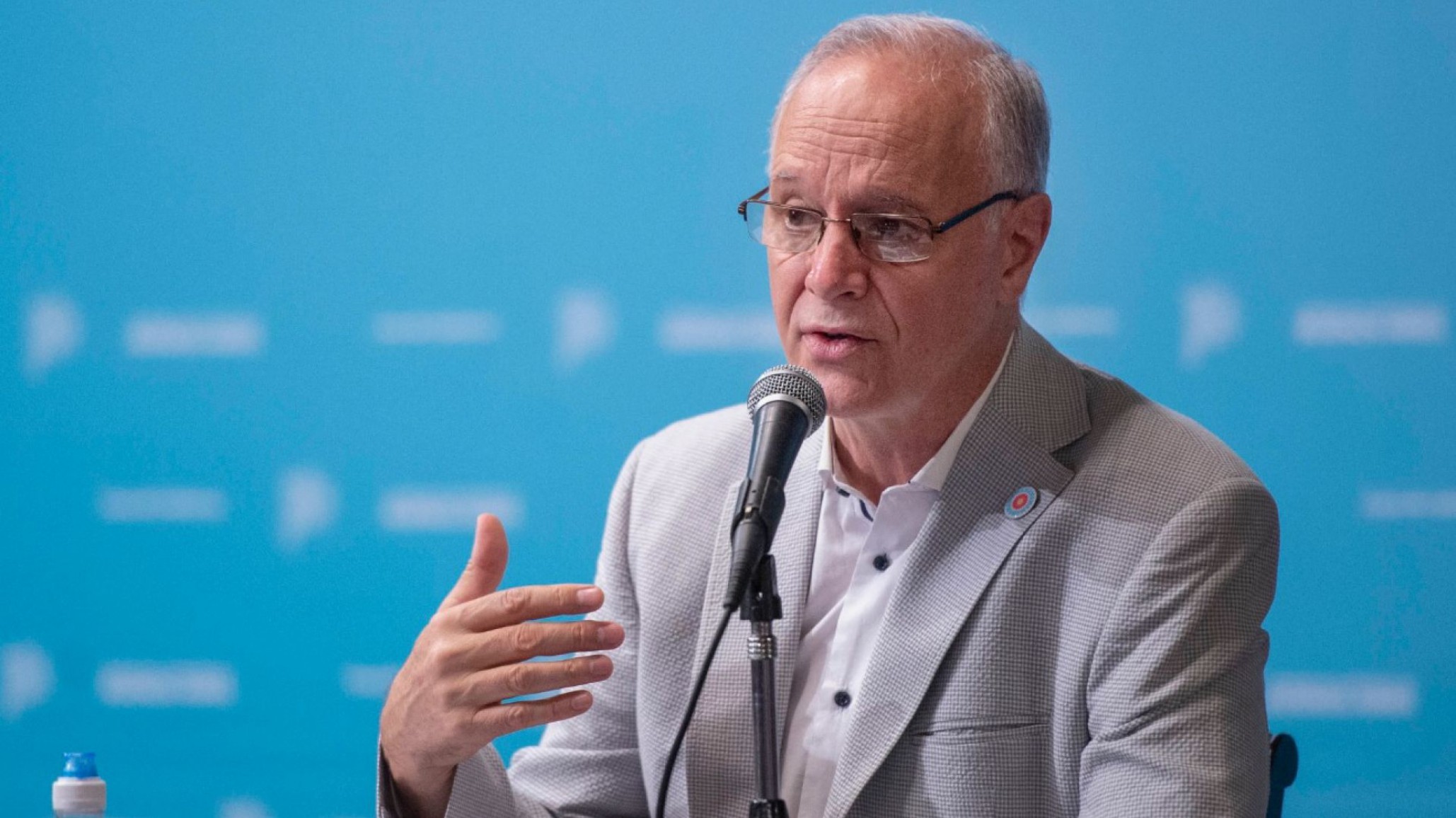 Gollán aseguró que el lunes comenzarán la vacunación para personal de salud