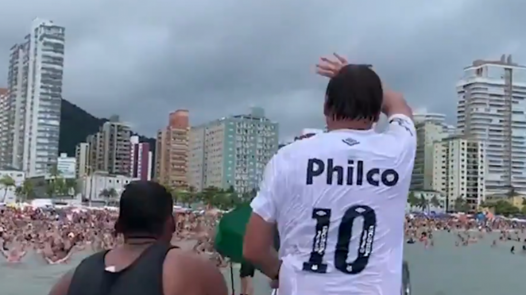 Bolsonaro fue a la playa junto a cientos de personas