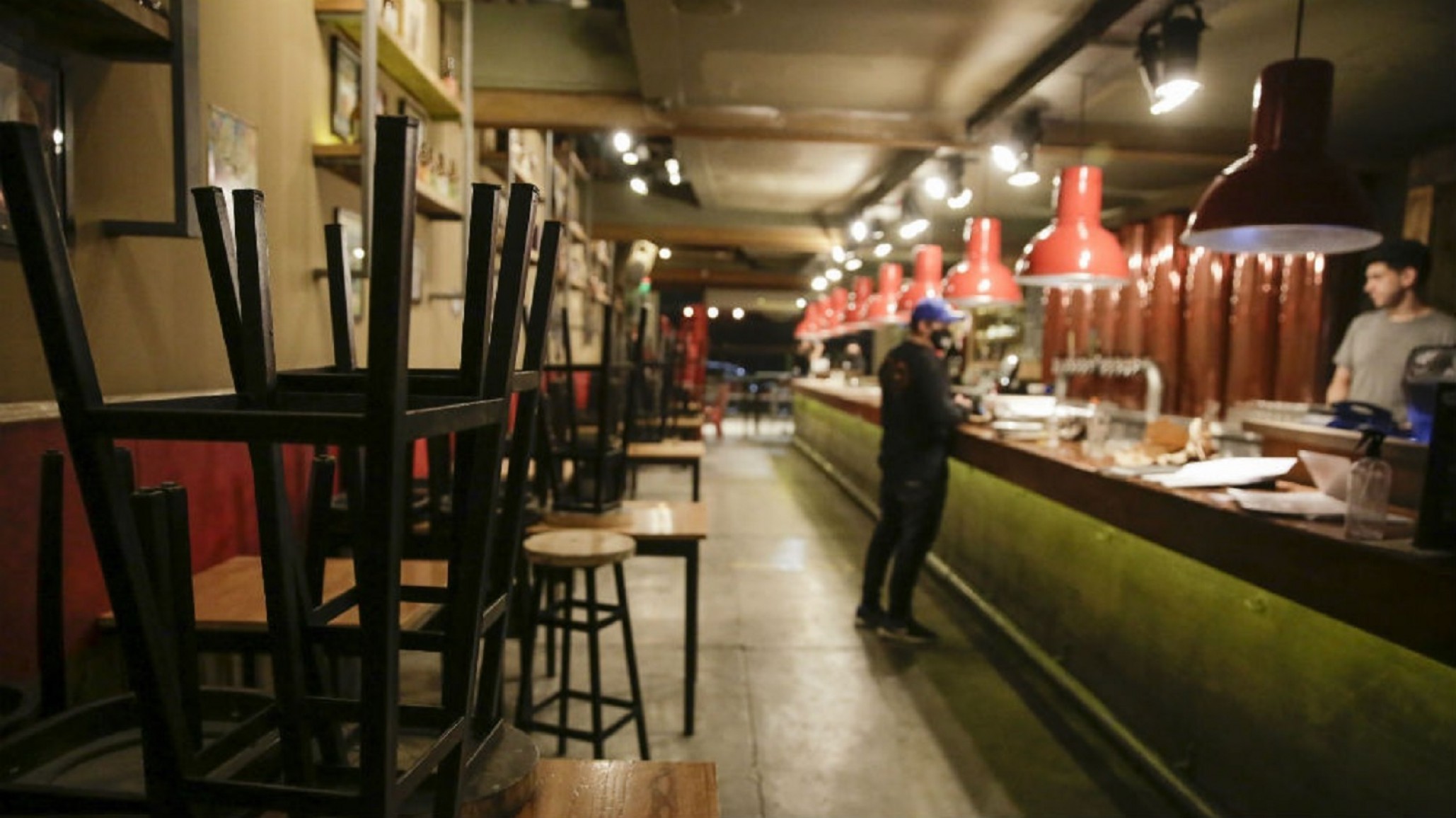 Especialistas sugieren “toque de queda sanitario” desde las 22 horas en Argentina