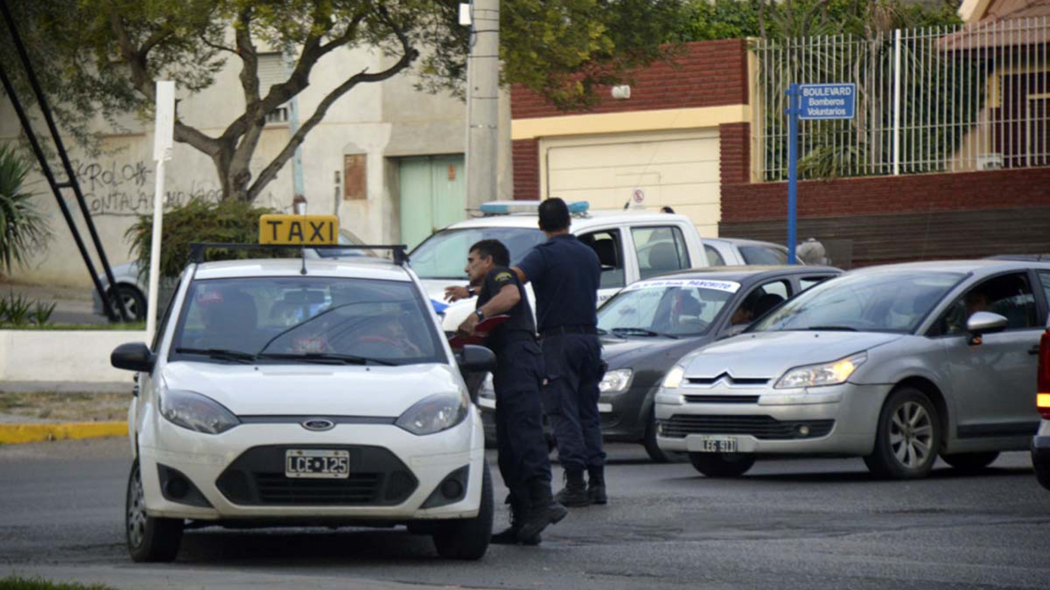 Ladrón le pegó con una botella de vidrio a un taxista y le robó mientras trabajaba