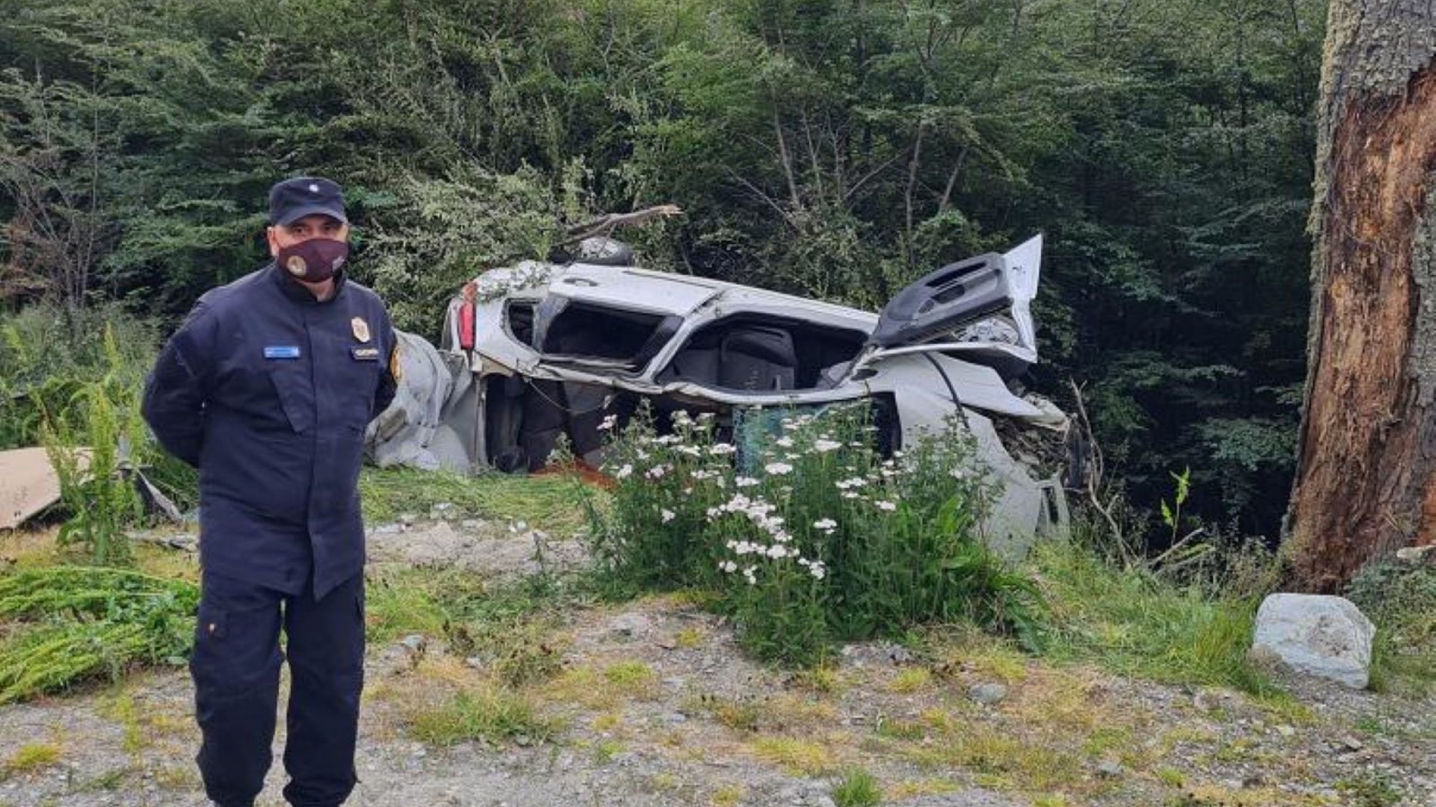 Un auto volcó e impactó contra una arboleda, hay tres muertos