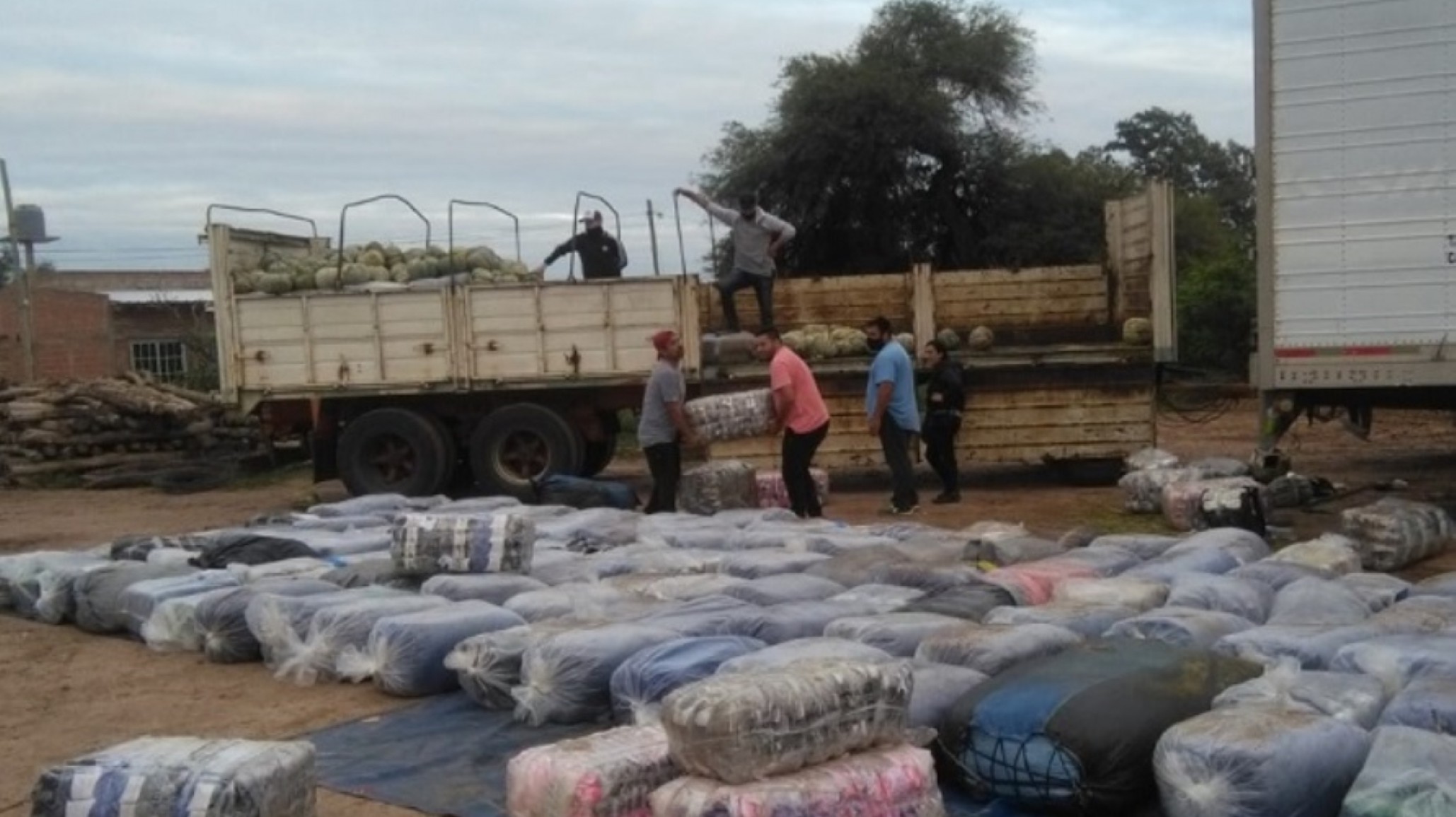 Dos hombres trasladaban hojas de coca camufladas entre medias y cierres