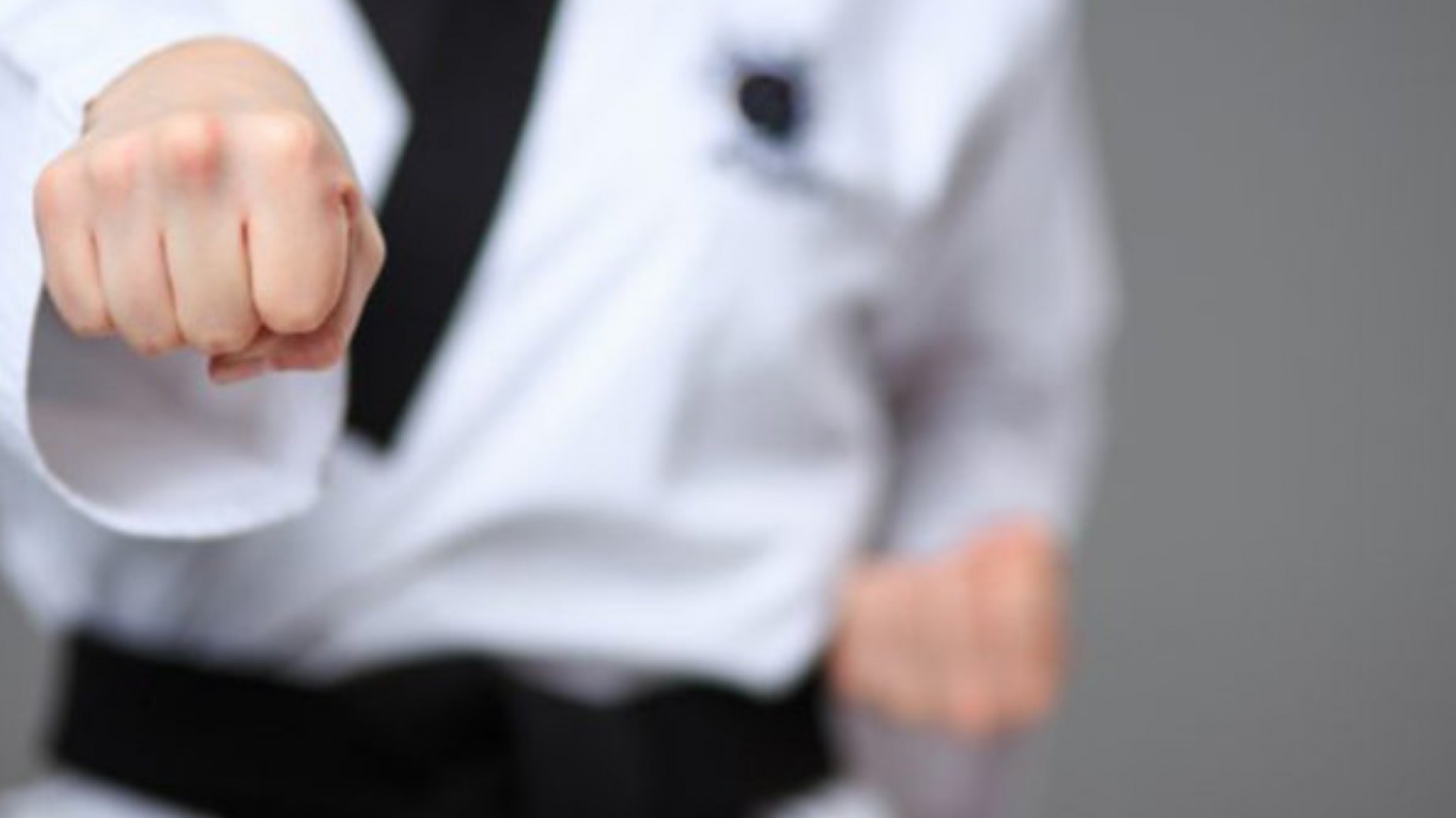 Un profesor de artes marciales le fracturó la nariz a un policía y lesionó a otros dos