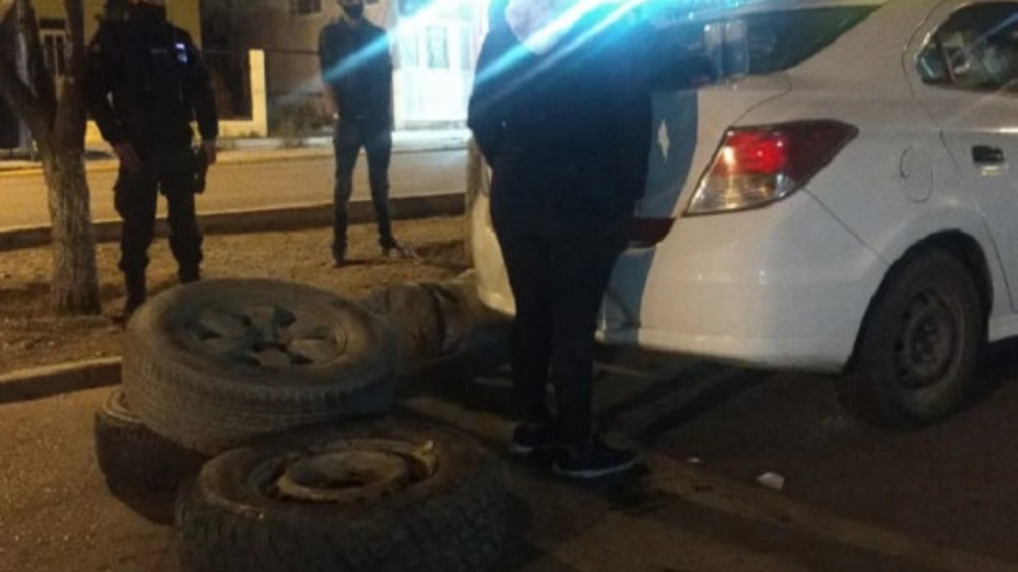 Un empleado policial vio un taxi estacionado sospechoso y descubrió un robo in situ