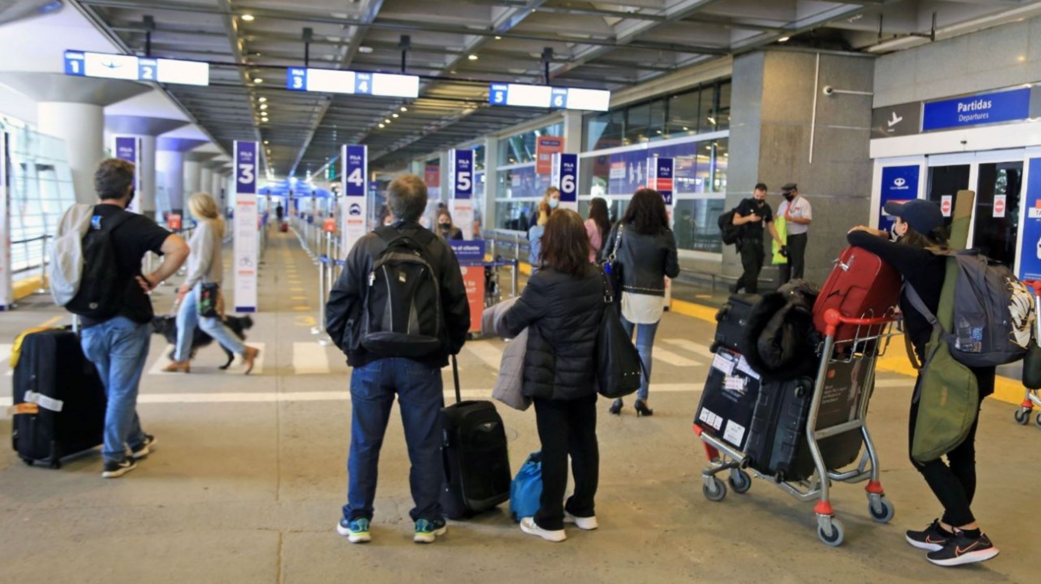 Un pasajero llegó de Perú y contagió a 14 familiares con la variante Delta