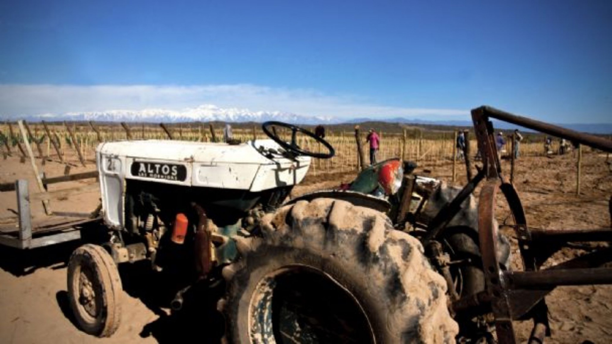 Un trabajador murió tras caer con su tractor en un zanjón