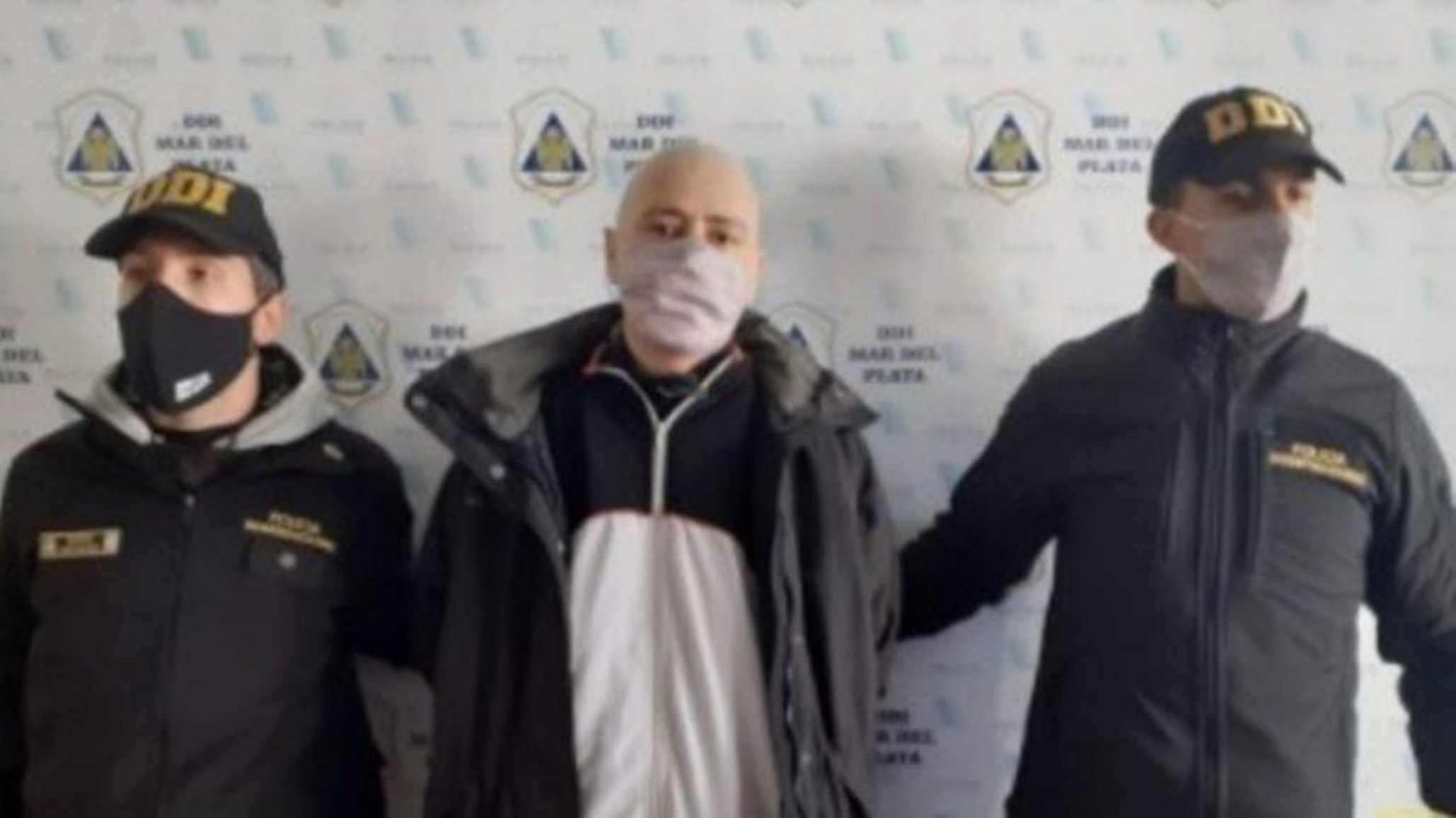 Un hombre estuvo prófugo 16 años y lo detuvieron cuando fue vacunarse