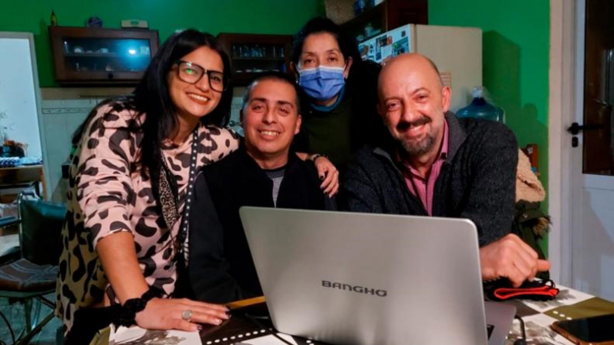 Su madre falleció de ELA y le donó la computadora con la que se comunicaba a otro paciente