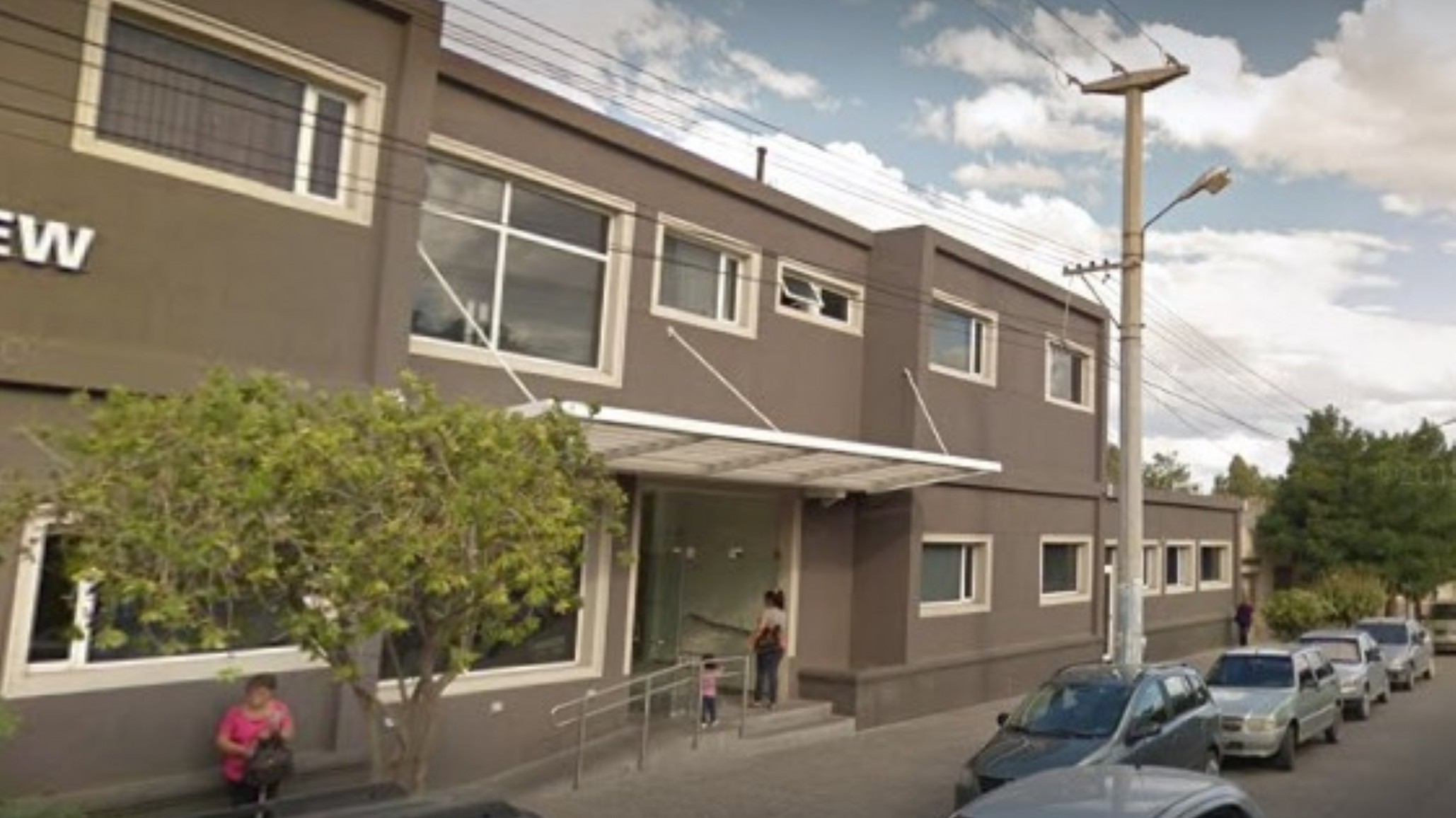 Una radióloga le pidió a su paciente que se acomode el barbijo y recibió un golpe en el ojo