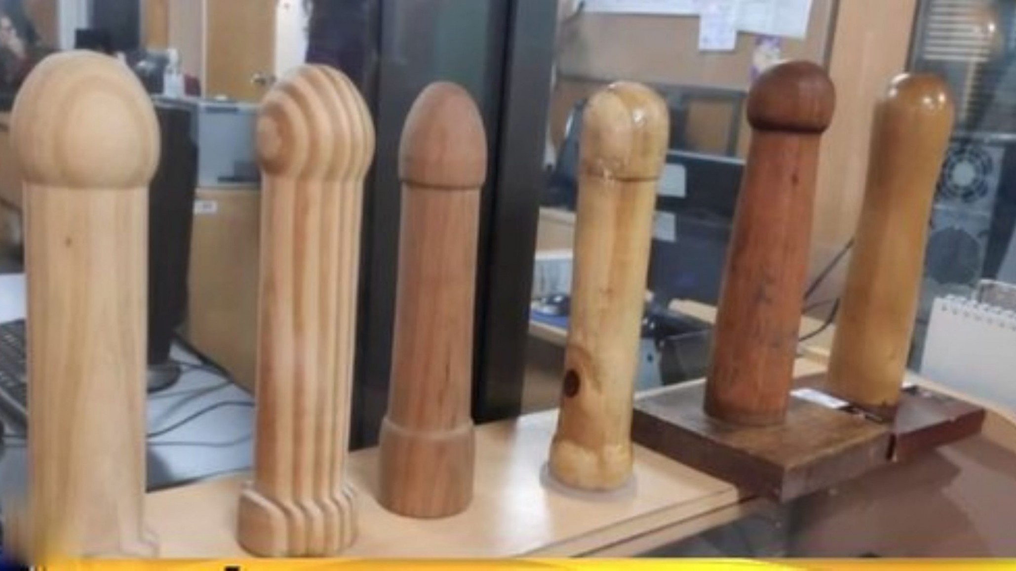 El gobierno se quedó sin los 10000 penes de madera