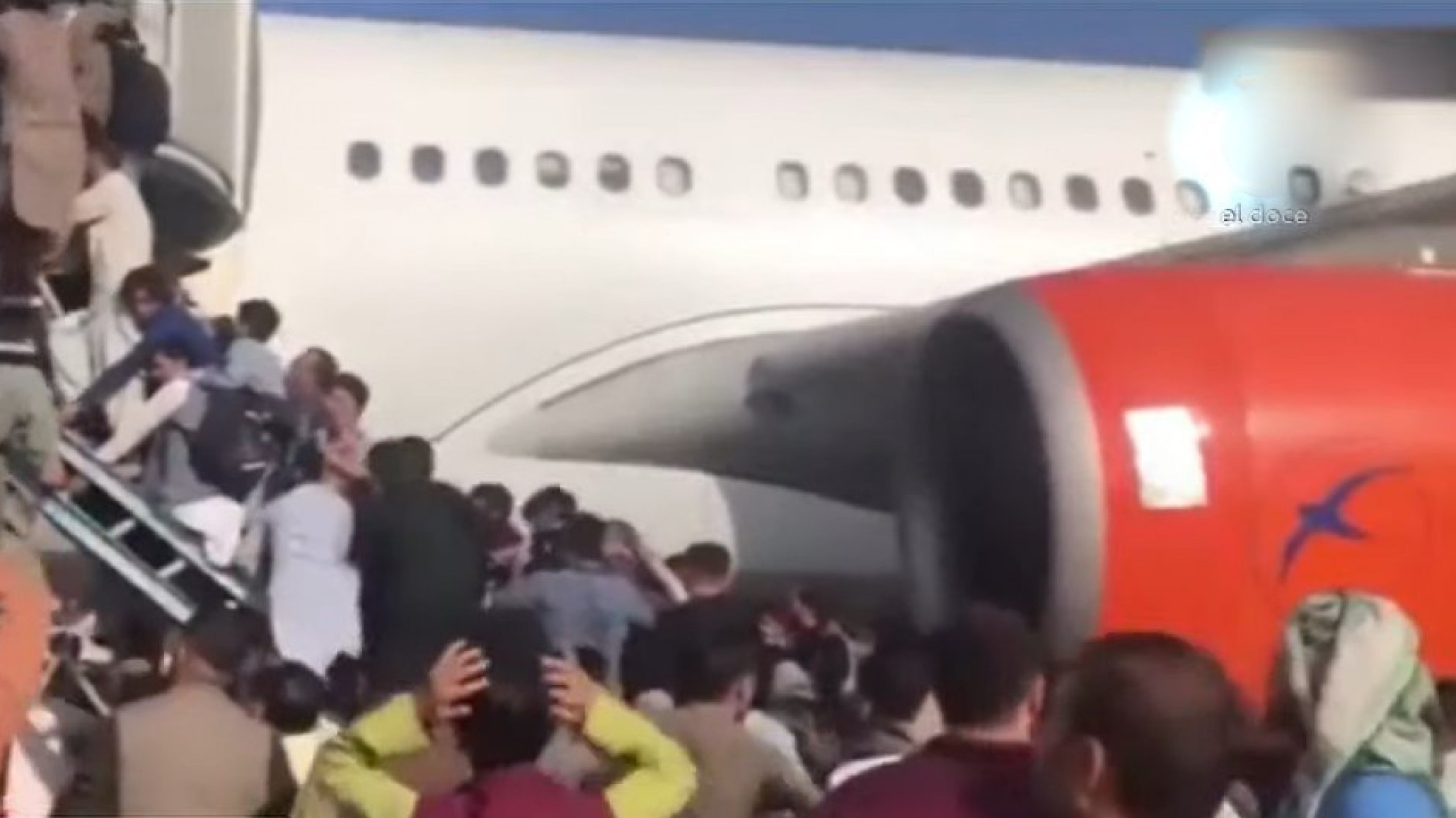 Cientos de personas intentaron huir del régimen Talibán