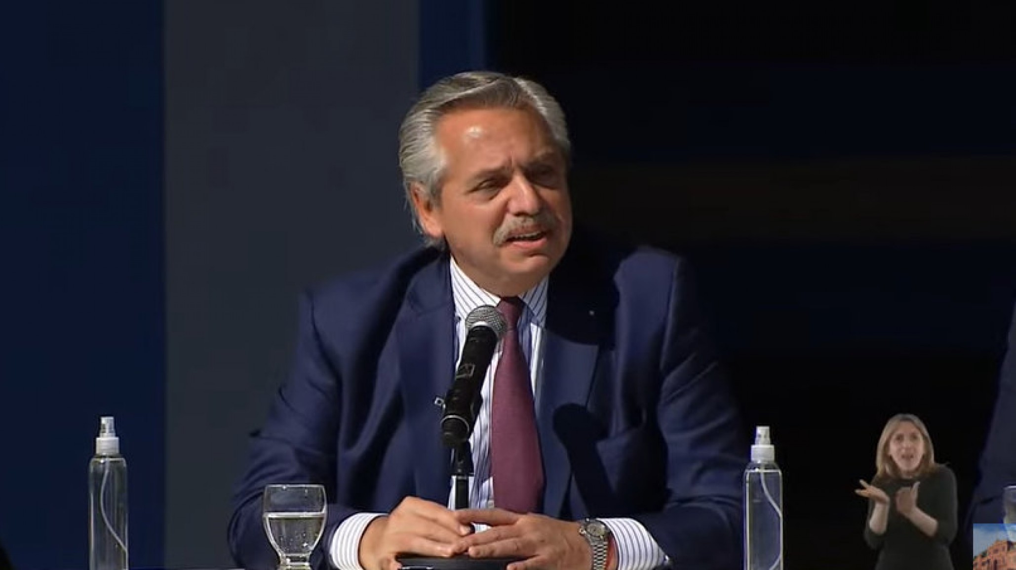 El gobierno busca cambiar planes por trabajo en la industria textil, la gastronomía y construcción