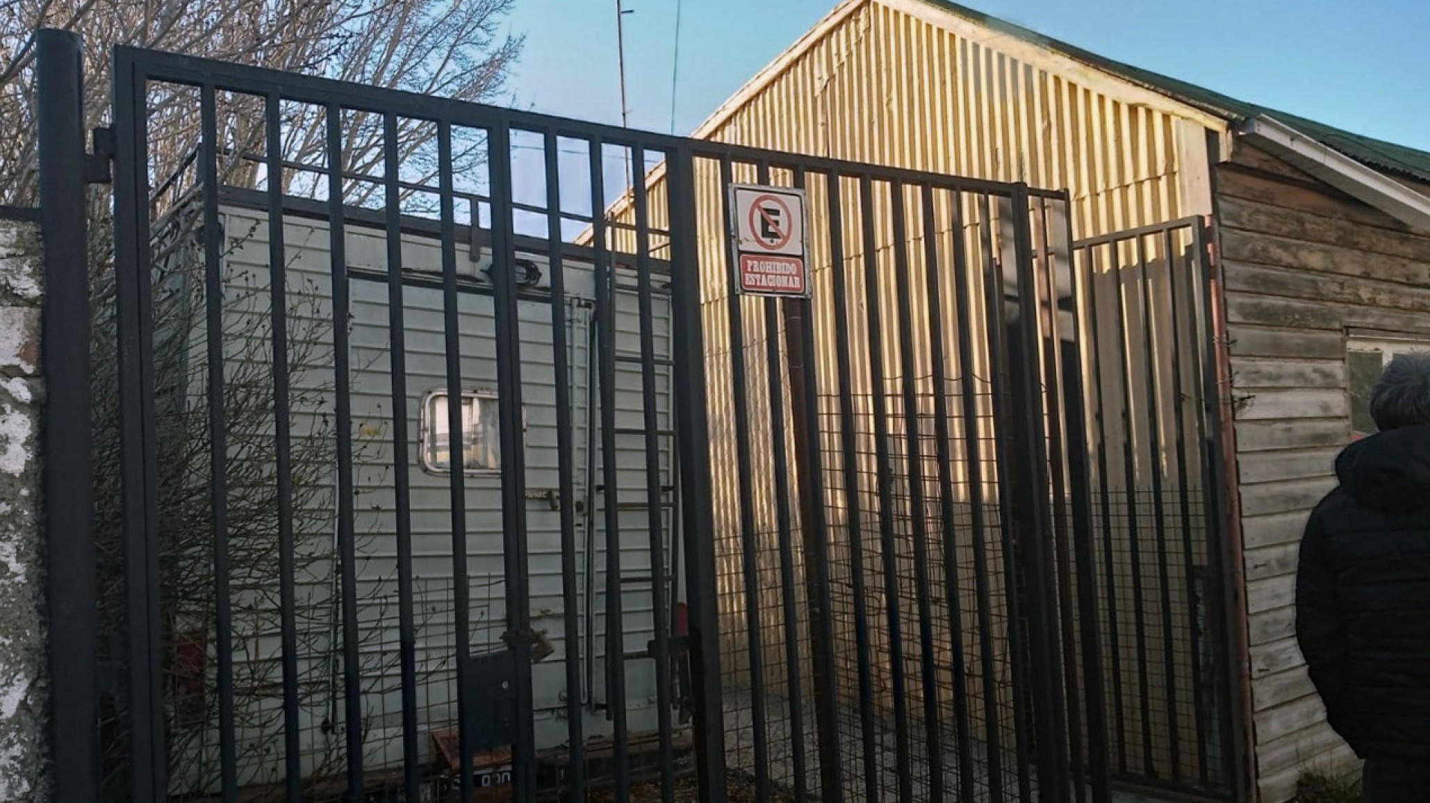 En Santa Cruz buscaban mujer desaparecida y encontraron cajas con fajos de dólares termosellados