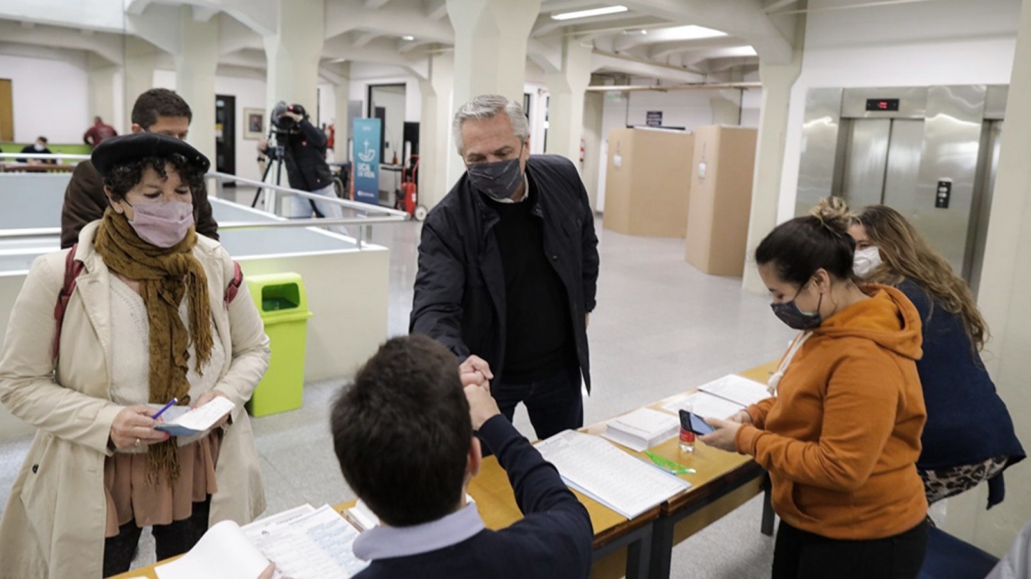 Alberto Fernández emitió su voto y pidió “votemos con paz, orden y tranquilidad”