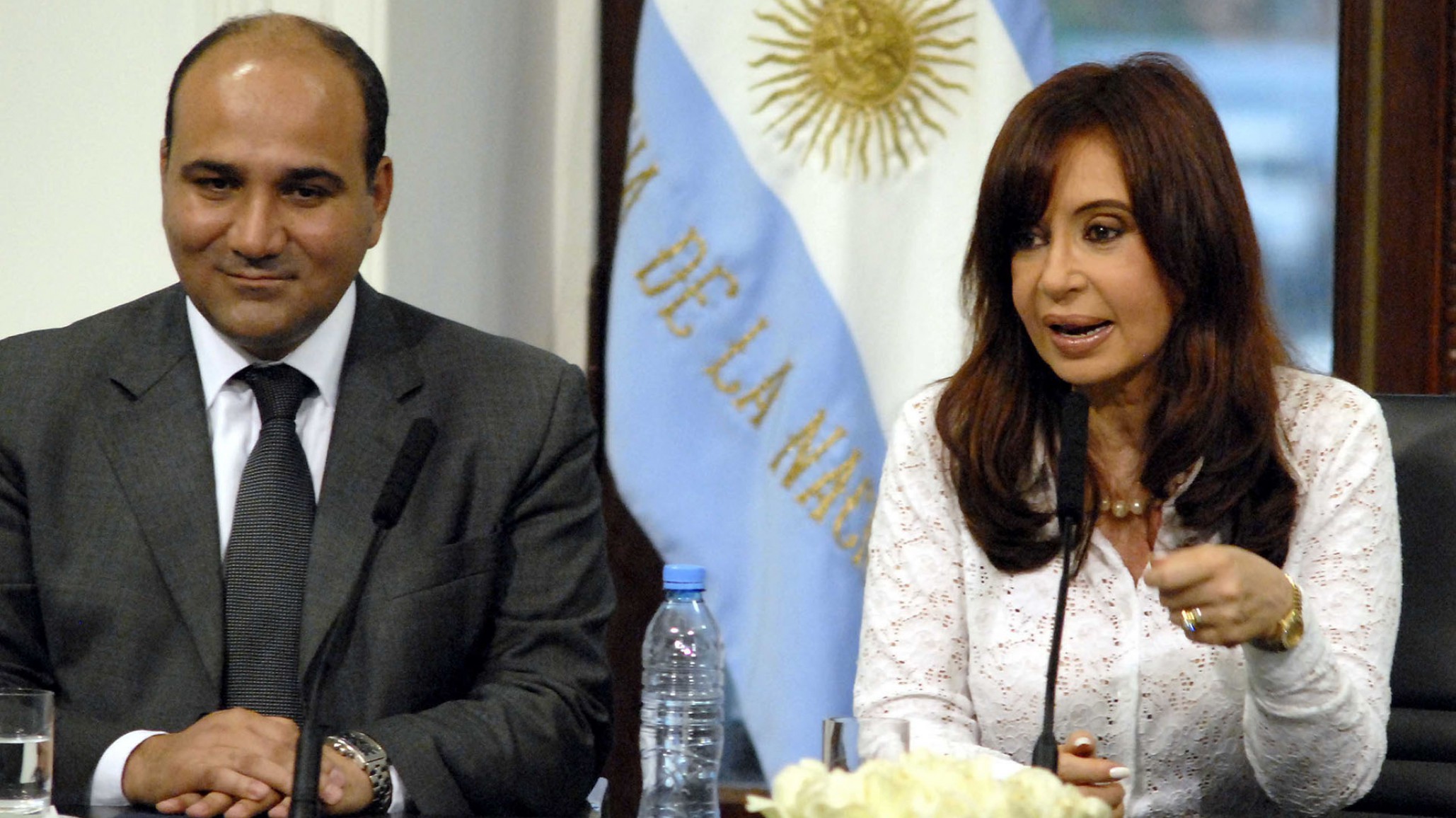 <p>zzzznacp2<br />
NOTICIAS ARGENTINAS<br />
BAIRES, NOVIEMBRE 25: La Presidenta Cristina Fernandez de Kirchner, junto al Ministro de Salud, Juan Manzur, encabeza el acto de firma del acuerdo de reduccion de precios con laboratorios de especialidades naci