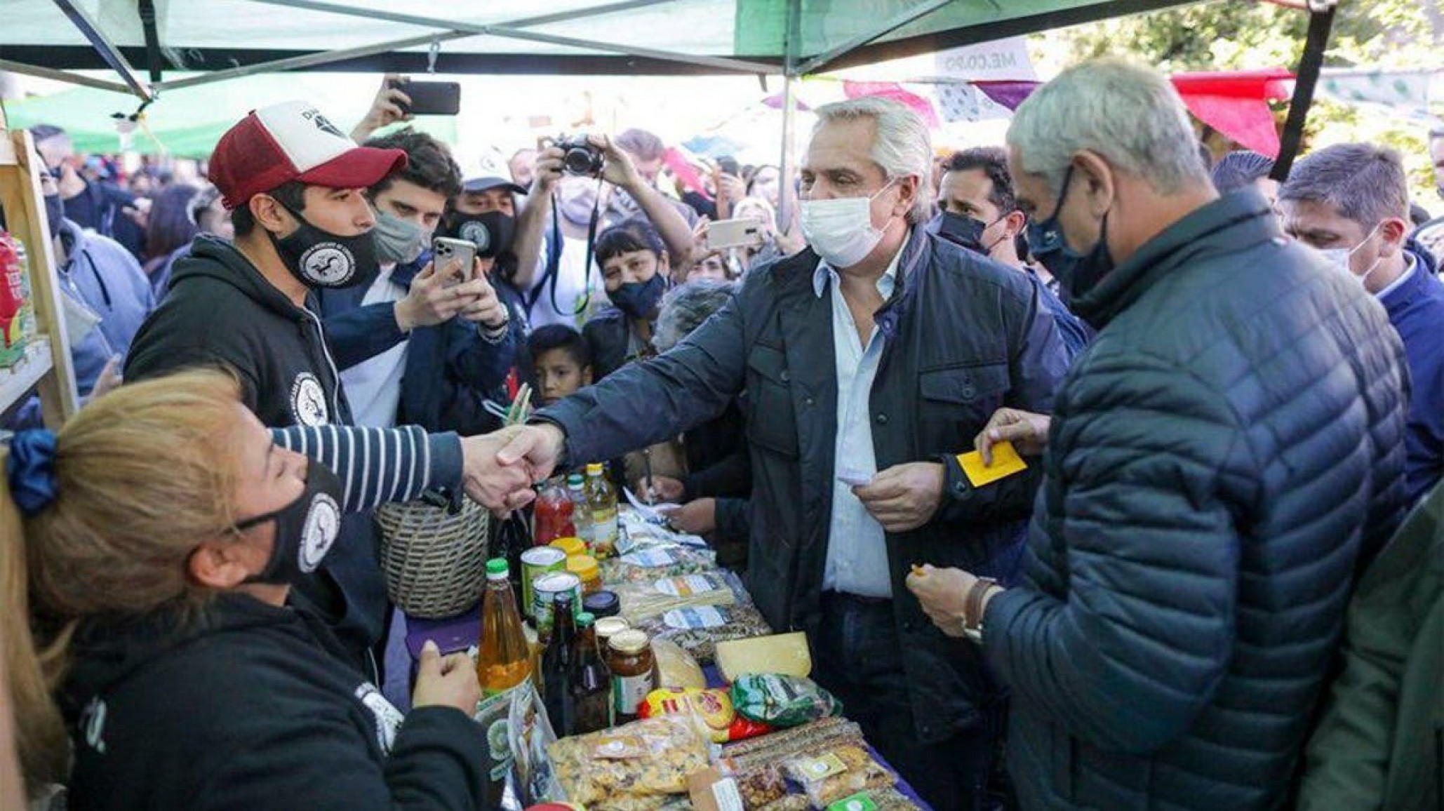 Alberto Fernández recorrió una feria y se refirió a la nueva ayuda social