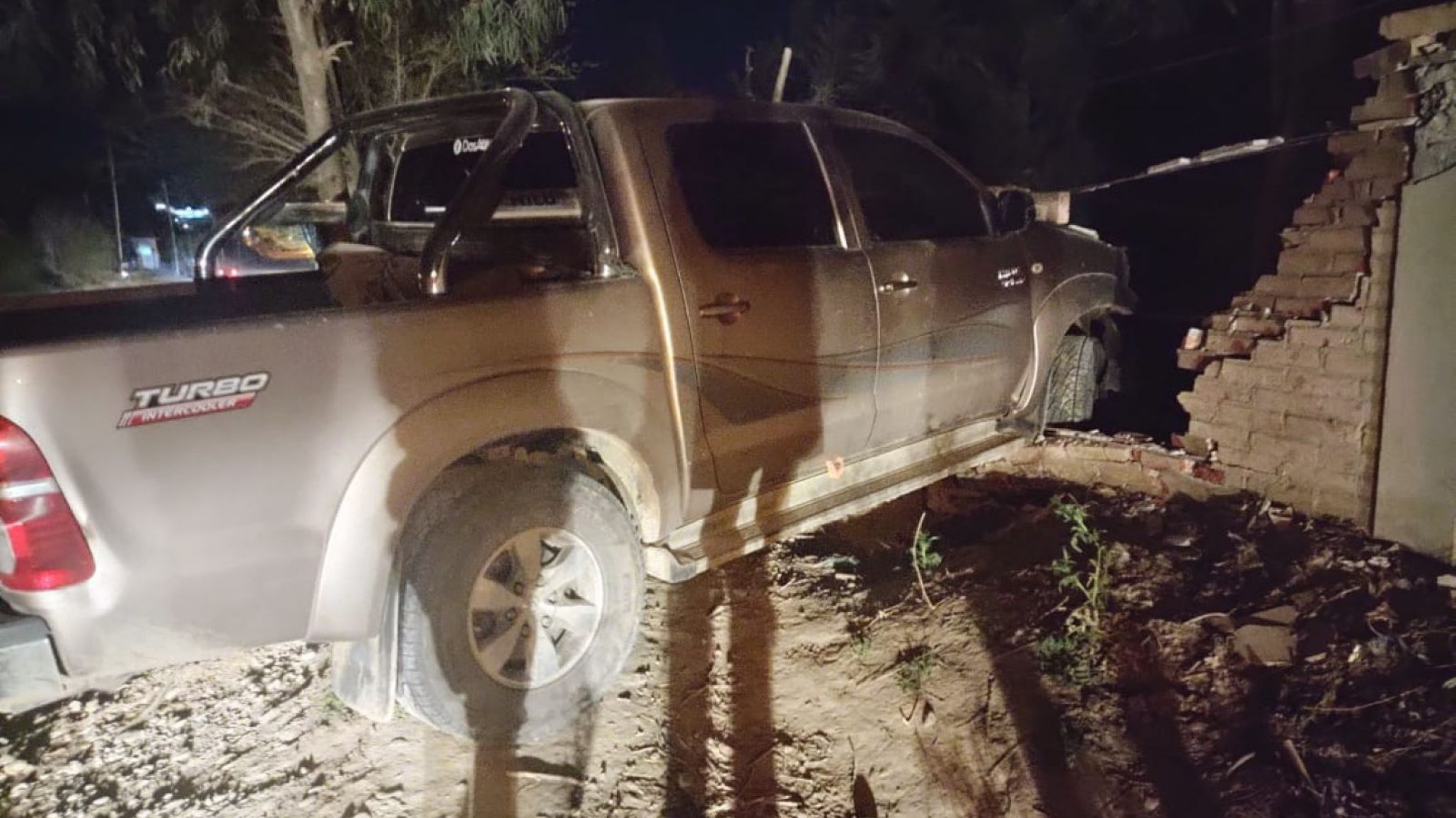 Borracho impactó su camioneta contra la propiedad de un comercio
