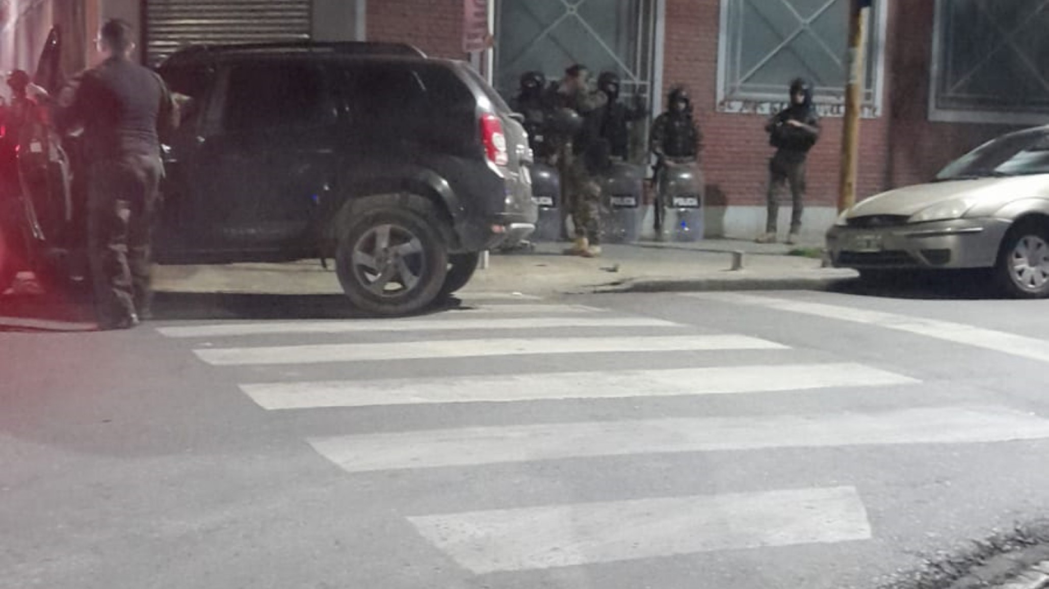 Hombre tiene cautivo a otro desde hace 7 horas “efectuó más de 100 disparos”