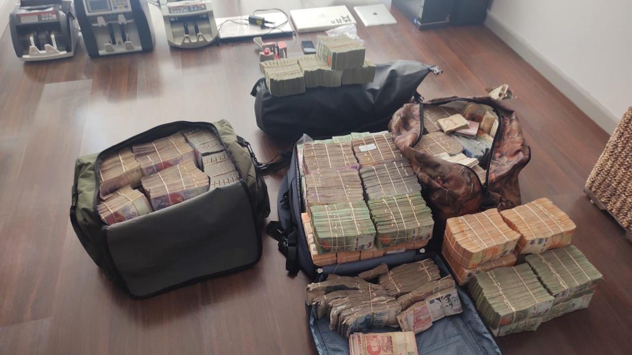 Golpe al narcotráfico: Policía detuvo a 8 personas y secuestró 34 millones de pesos y 30.572 dólares