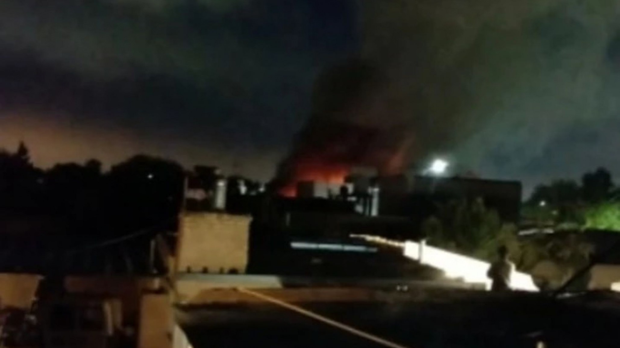 Hizo un asado y terminó prendiendo fuego cinco autos