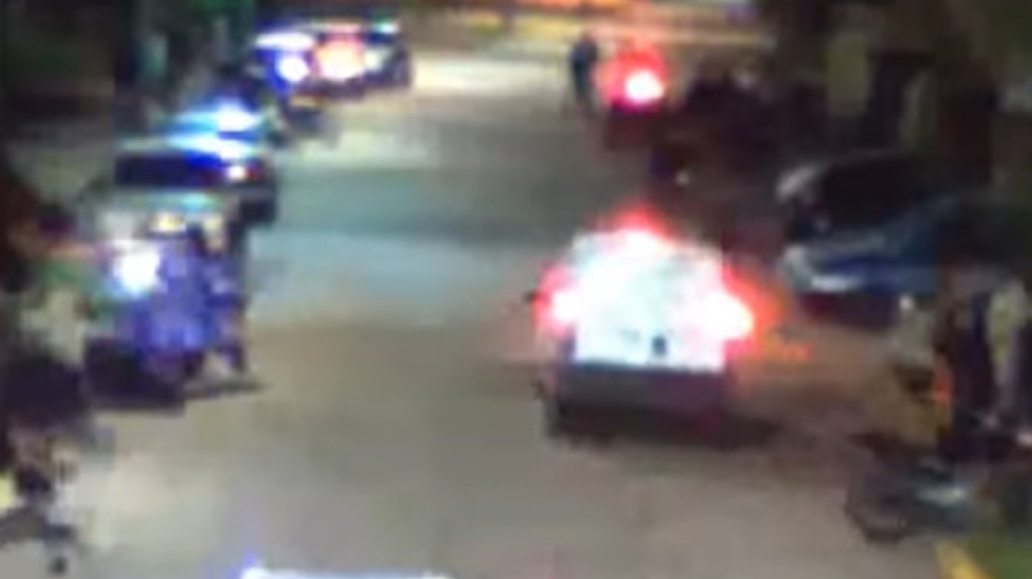 Video: Atropelló a cuatro jóvenes que estaban sentados en la costanera y se fugó