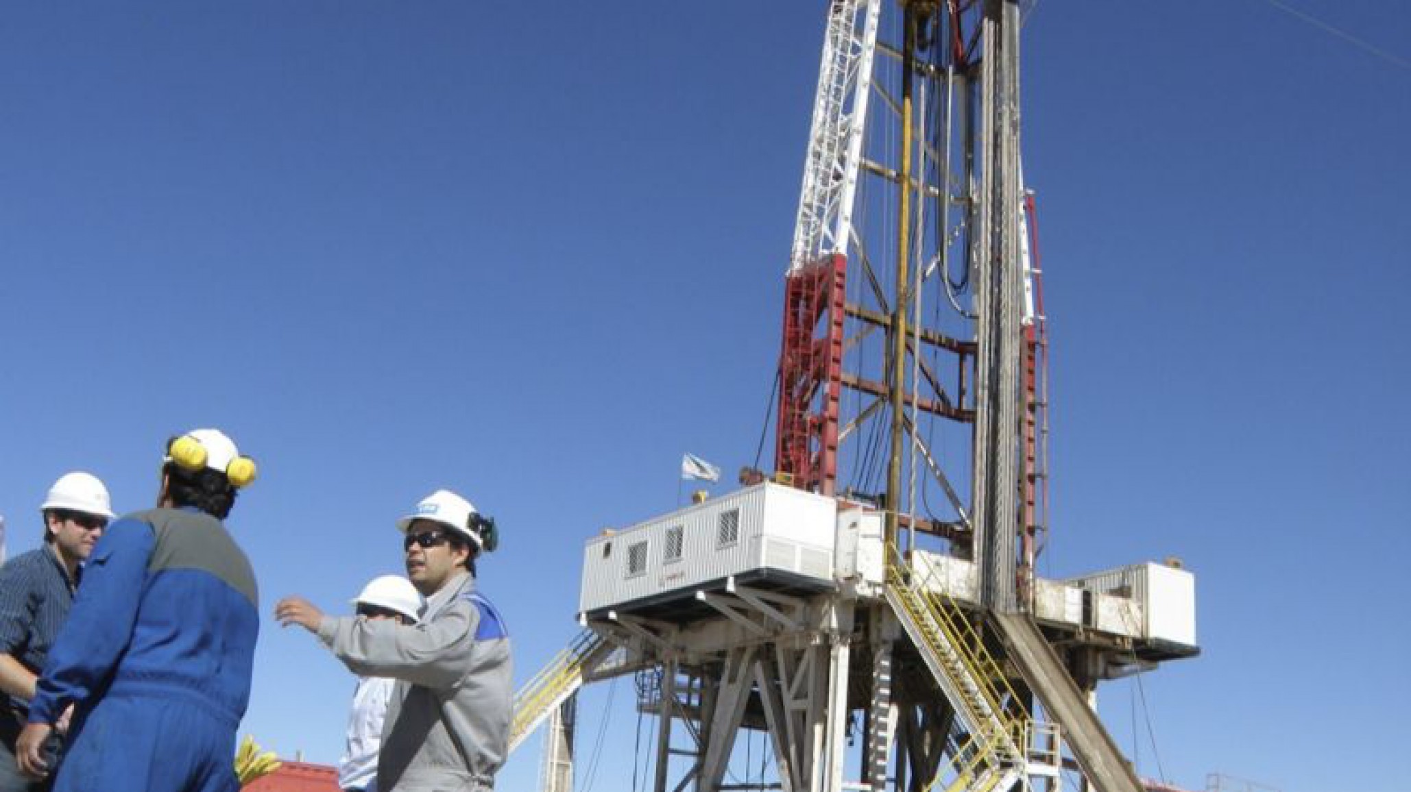 Por los cortes de ruta : YPF oficializó la bajada de 22 equipos