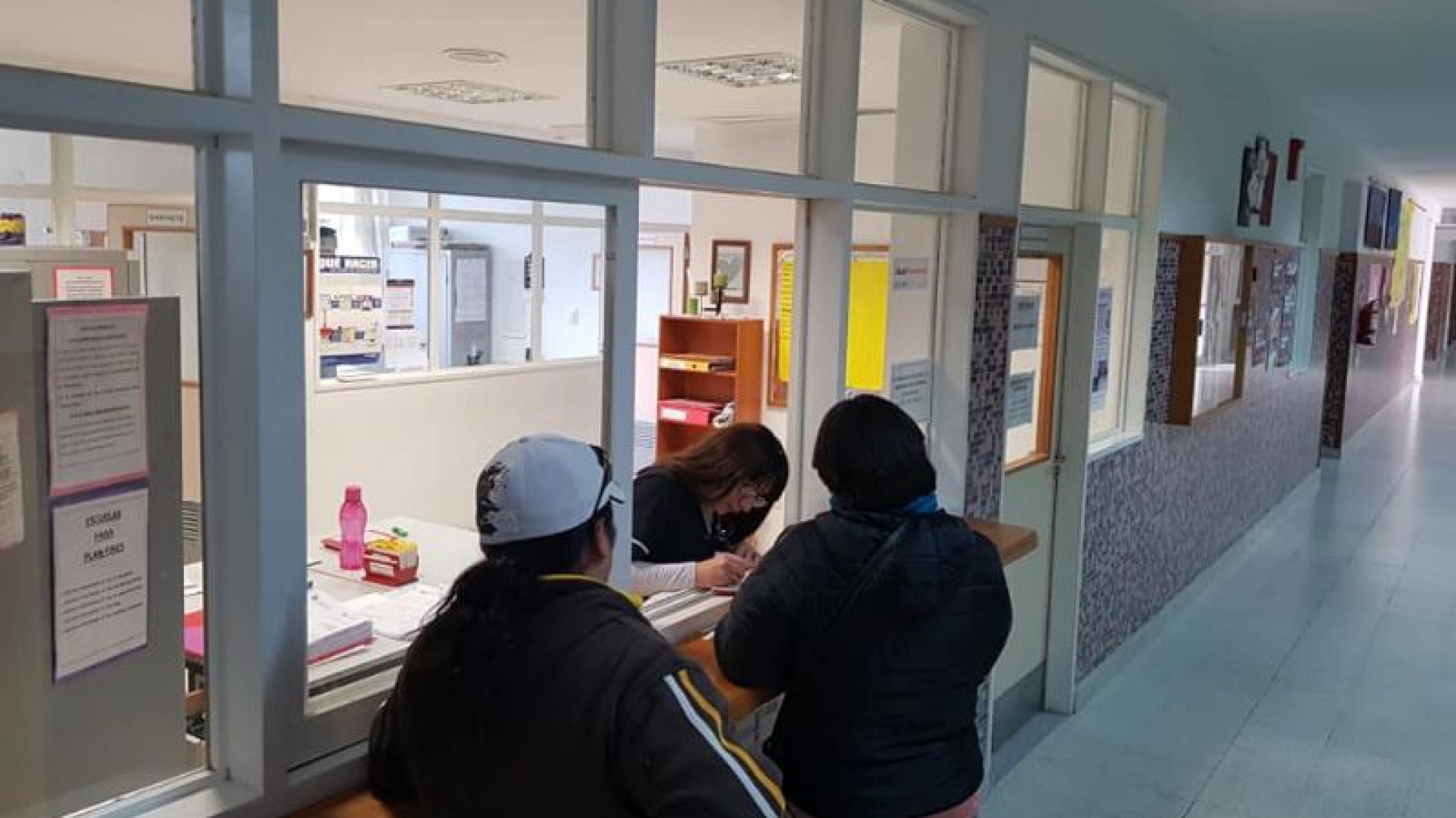 Escuela 743: los padres ponen dinero para reparar calefacción