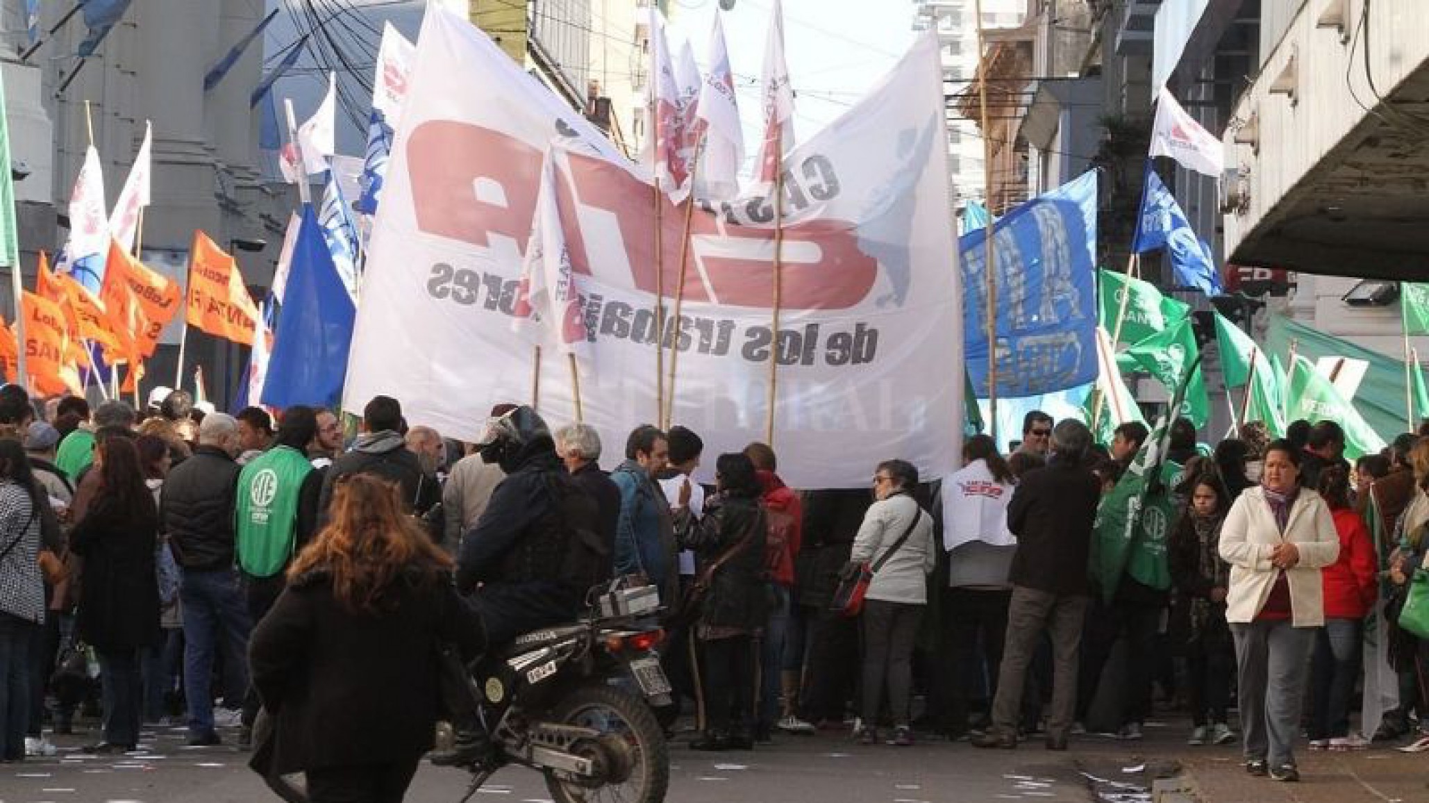 Mañana no habrá servicios ni comercios por el paro