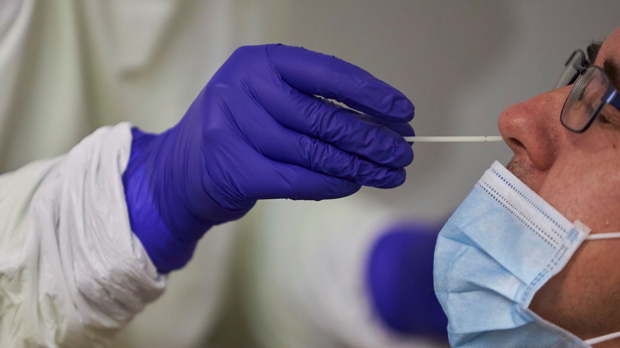 Investigan si un brote de Covid en Córdoba es de la variante Ómicron